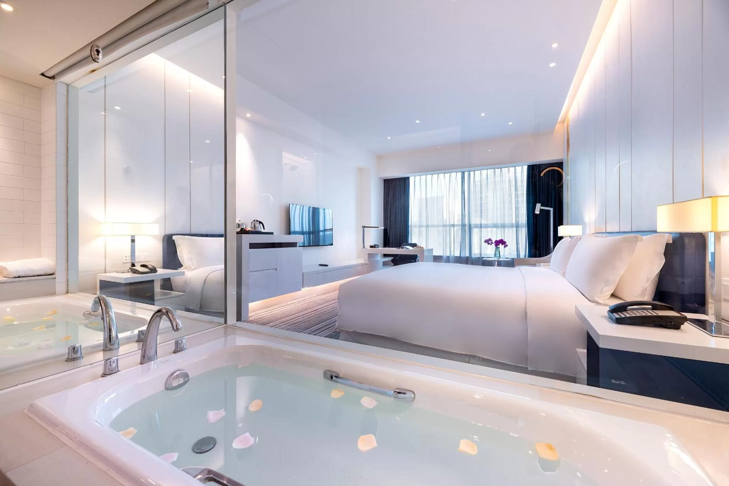 Bath, Bed in Grand Mercure Shanghai Century Park- Free Shuttle Bus to SNIEC