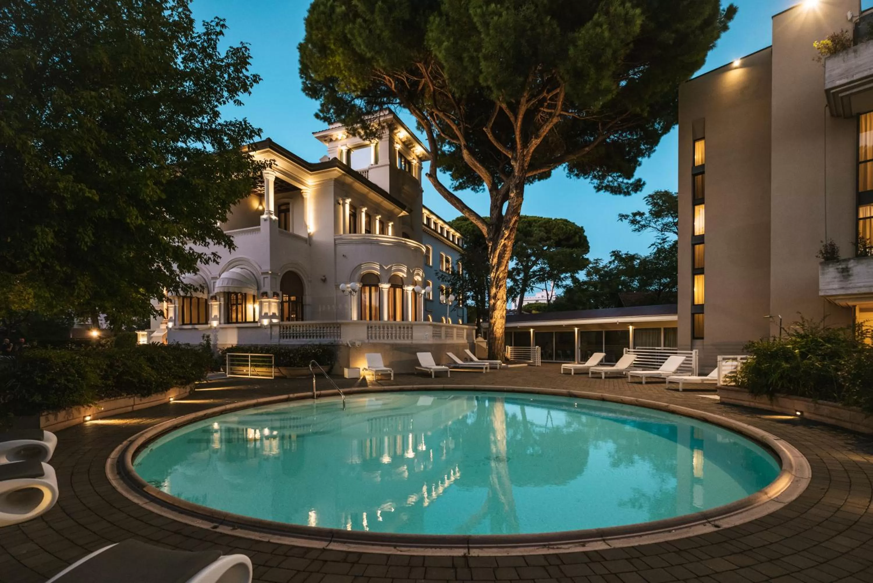 Property building in Hotel De La Ville