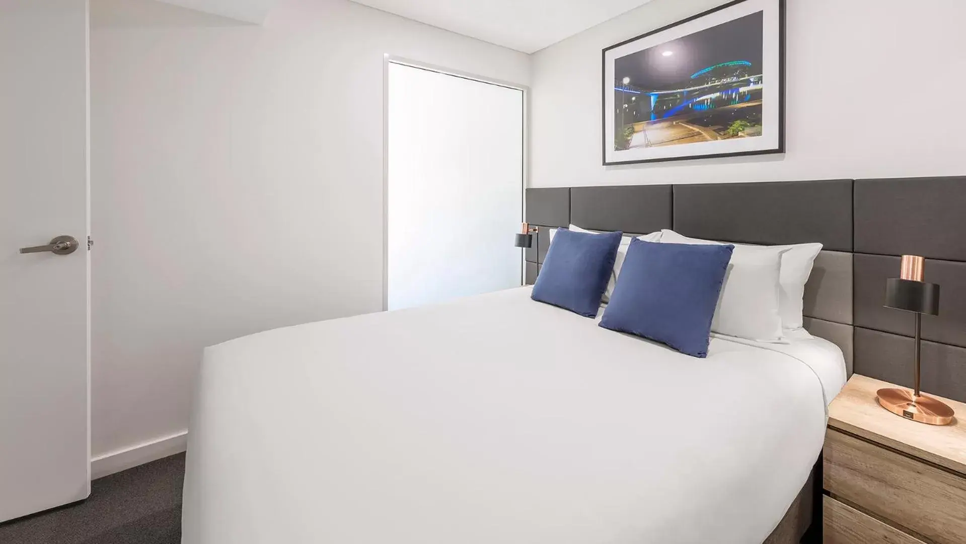 Bedroom, Bed in Oaks Adelaide Embassy Suites