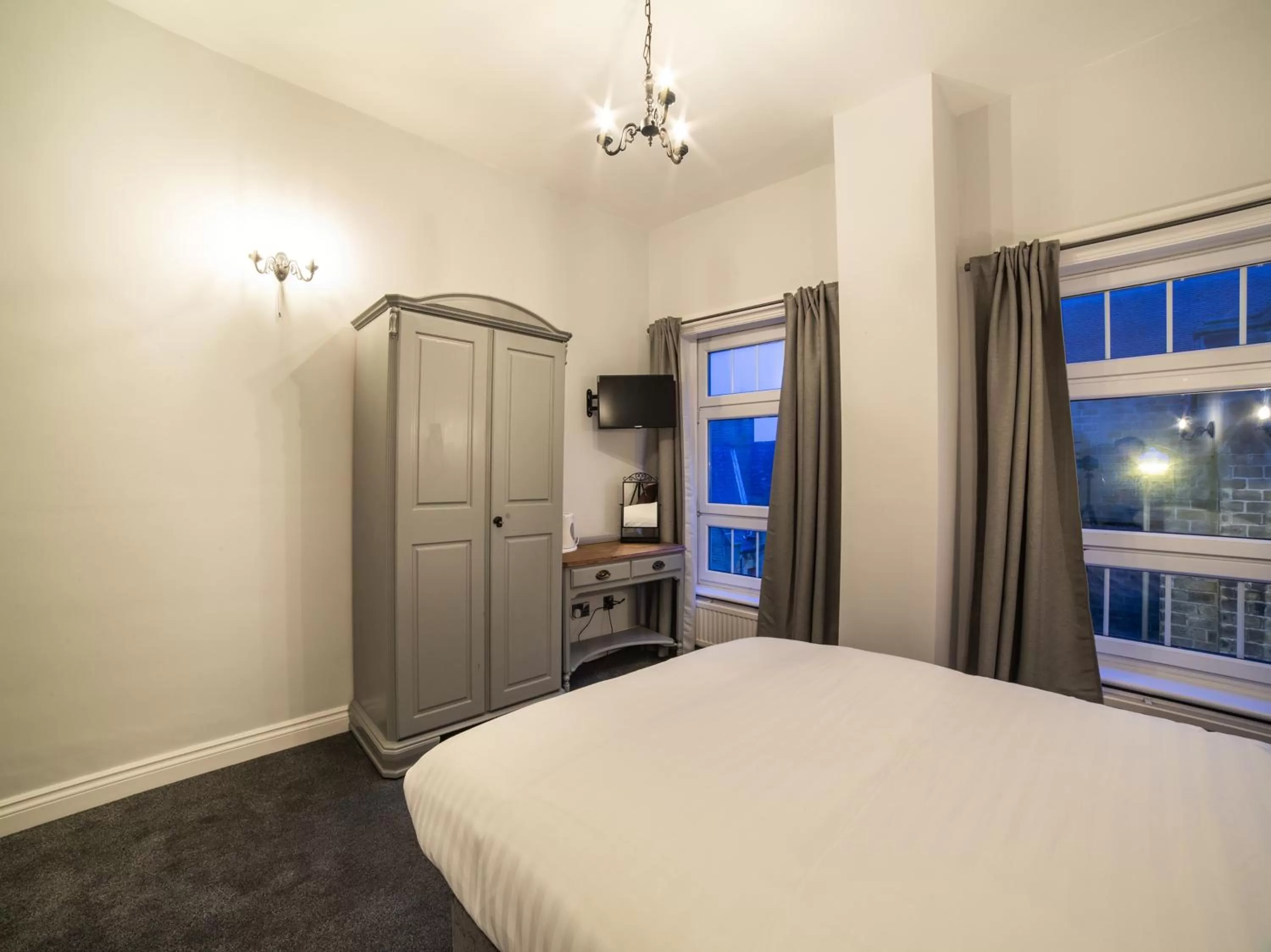 Photo of the whole room, Bed in Churchill's Hotel