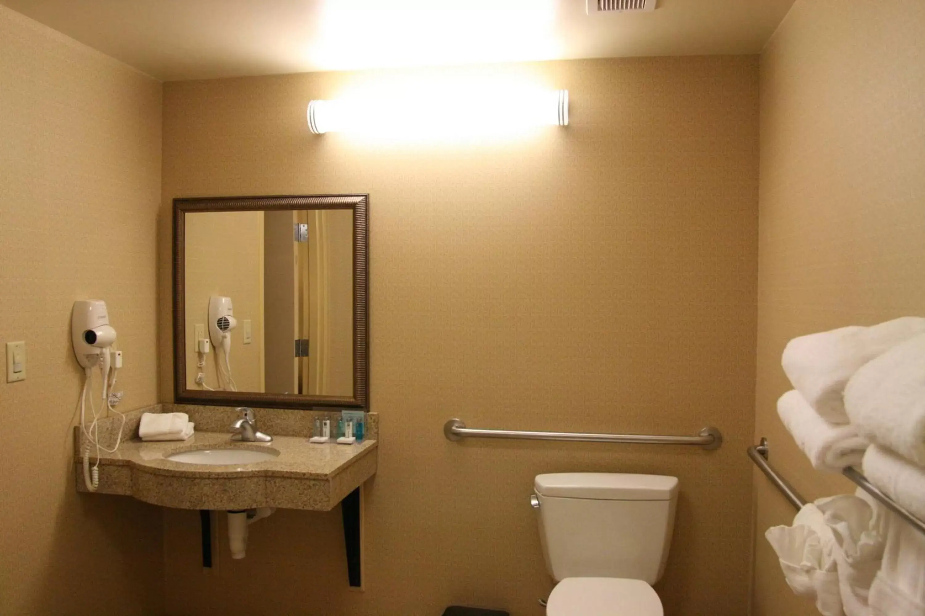 Bathroom in Hampton Inn & Suites Indianapolis-Airport