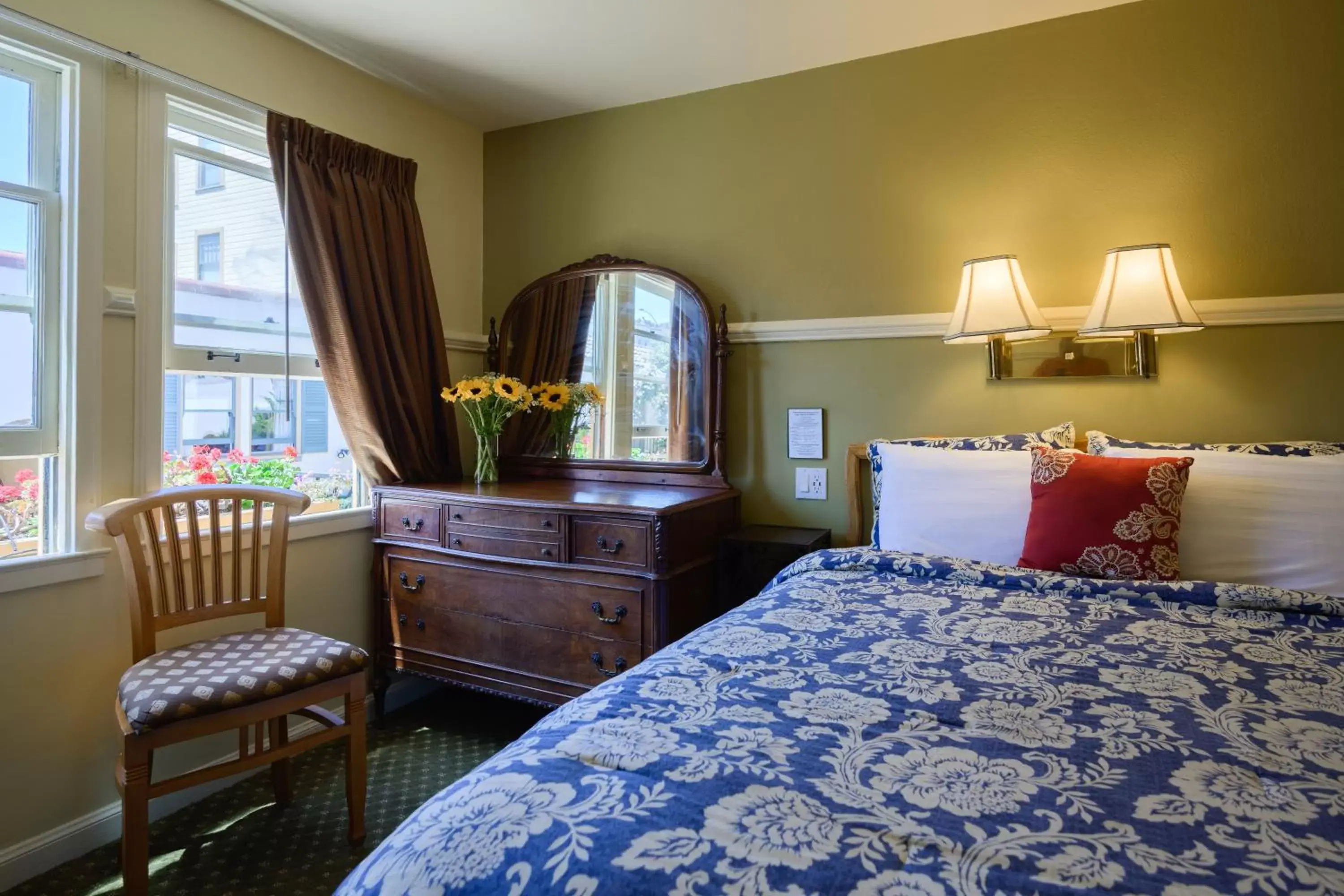 Courtyard Queen Room in Marina Motel Courtyard Queen Room in Marina Motel