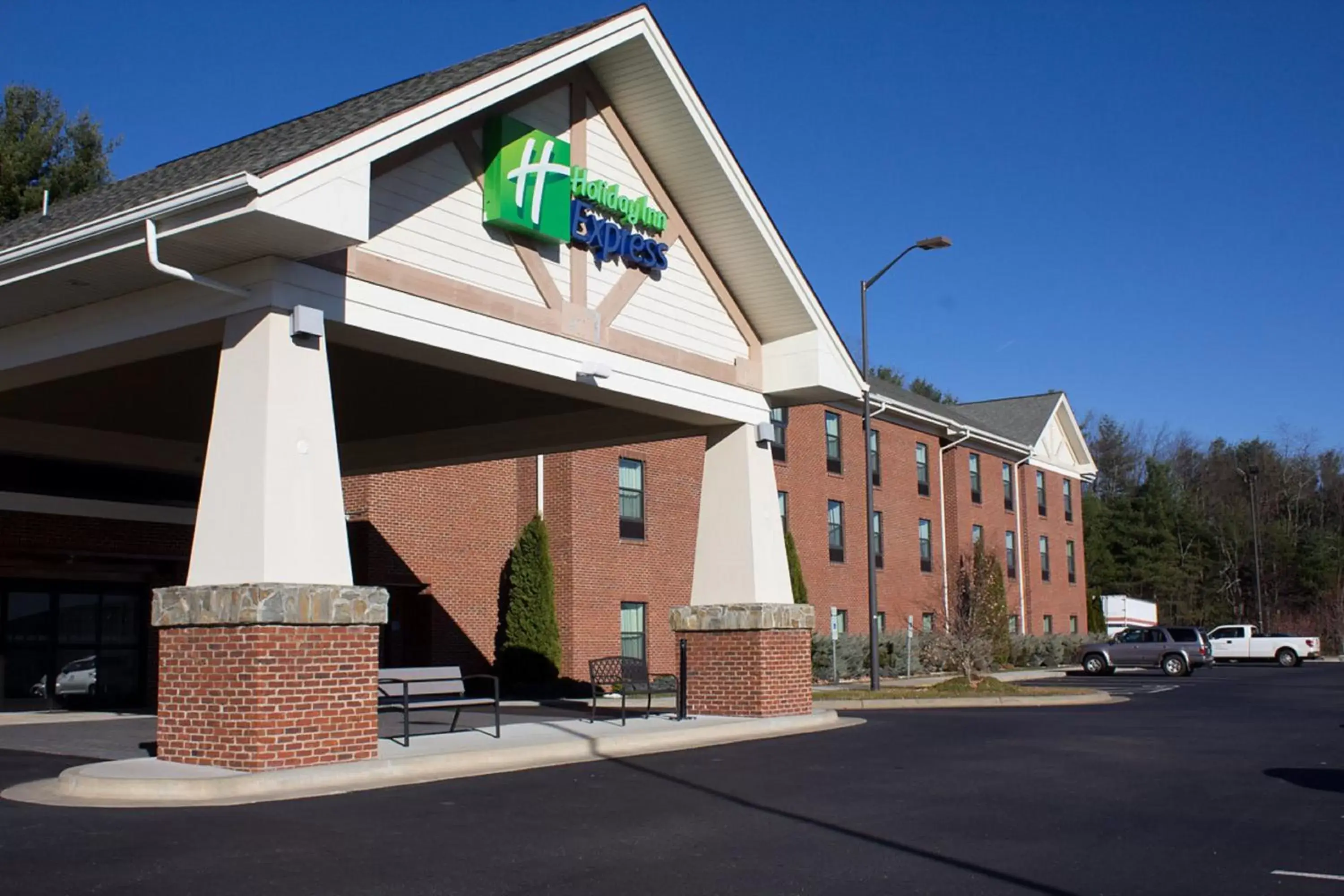 Property Building in Holiday Inn Express West Jefferson, an IHG Hotel