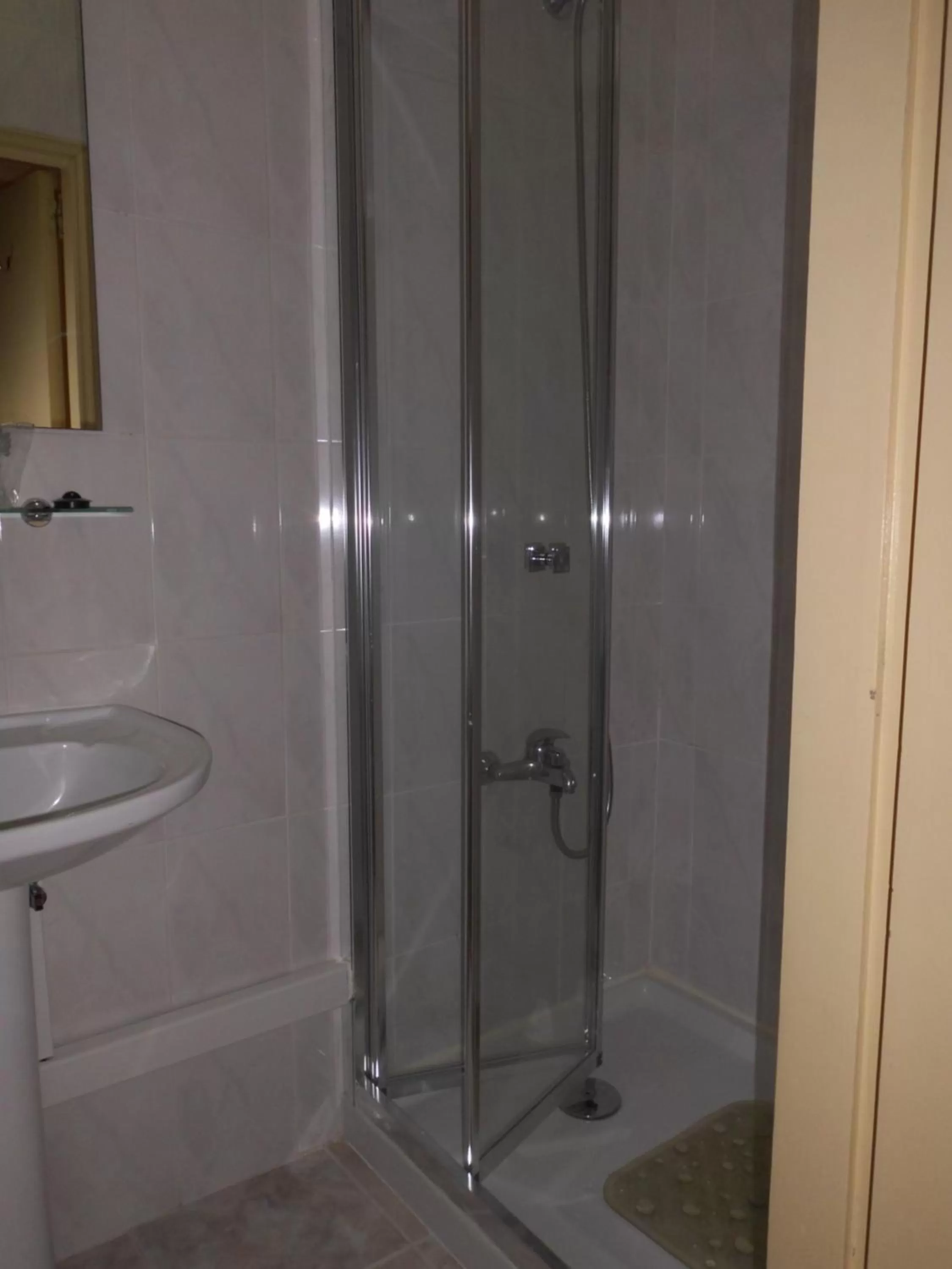 Bathroom in Hotel Larbelo