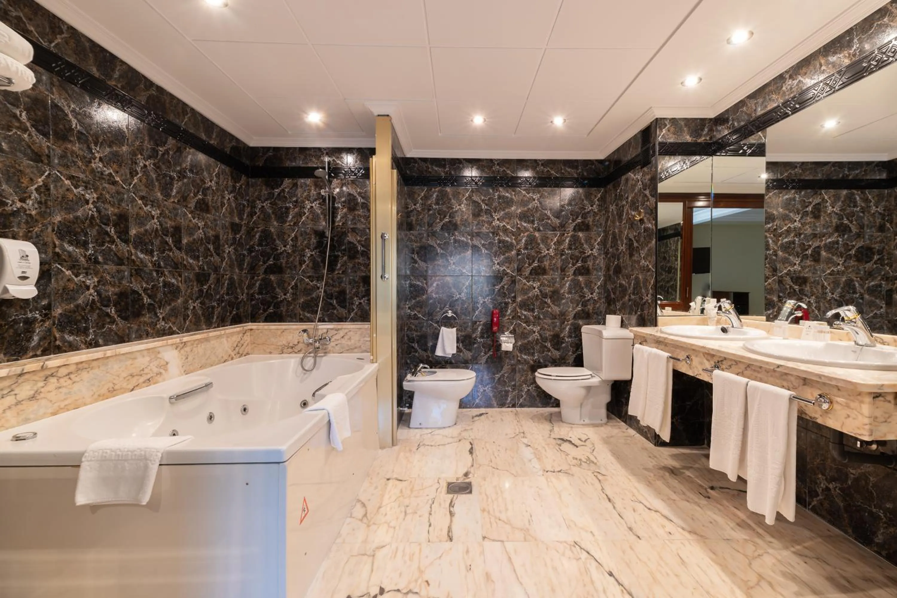 Hot Tub in Hotel Bahía de Vigo