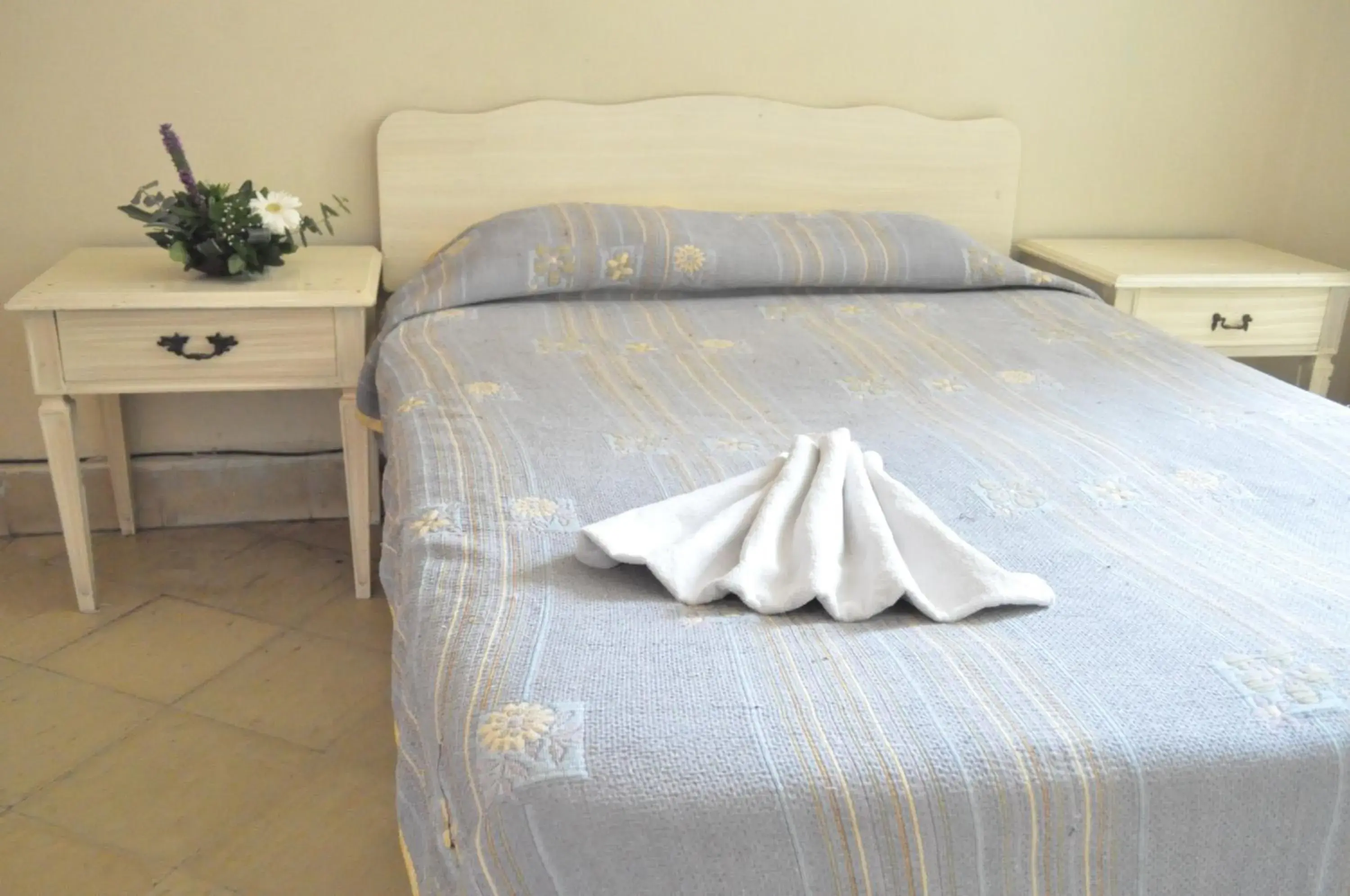 Bed in Hotel Metropolitan I