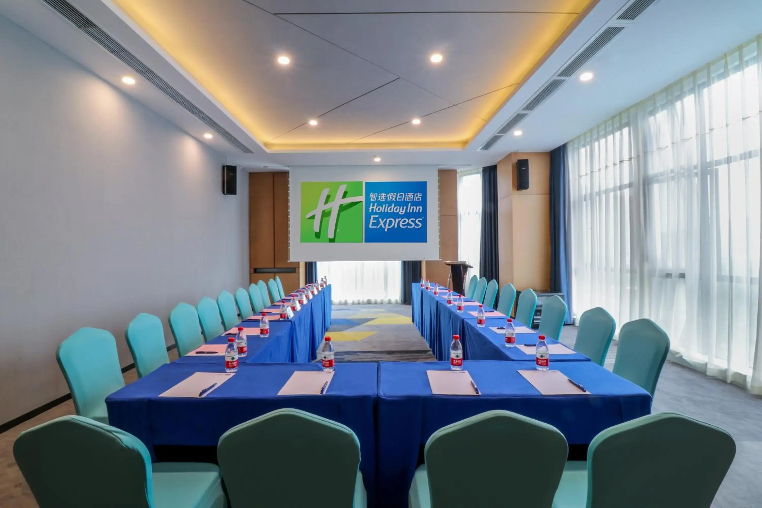 Meeting/conference room in Holiday Inn Express Chengdu Xindu, an IHG Hotel