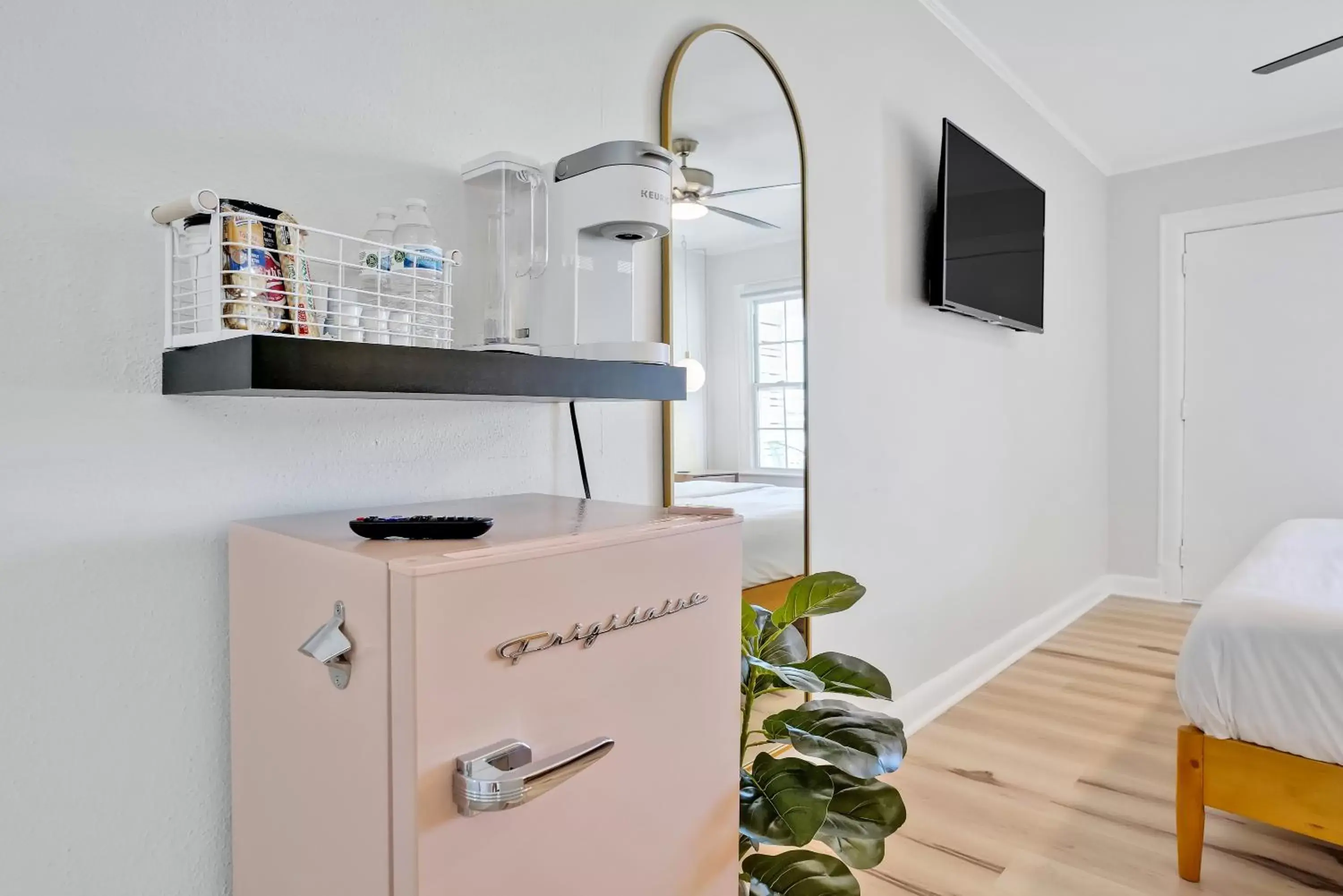 Bed, Kitchen/Kitchenette in The Starlite Inn