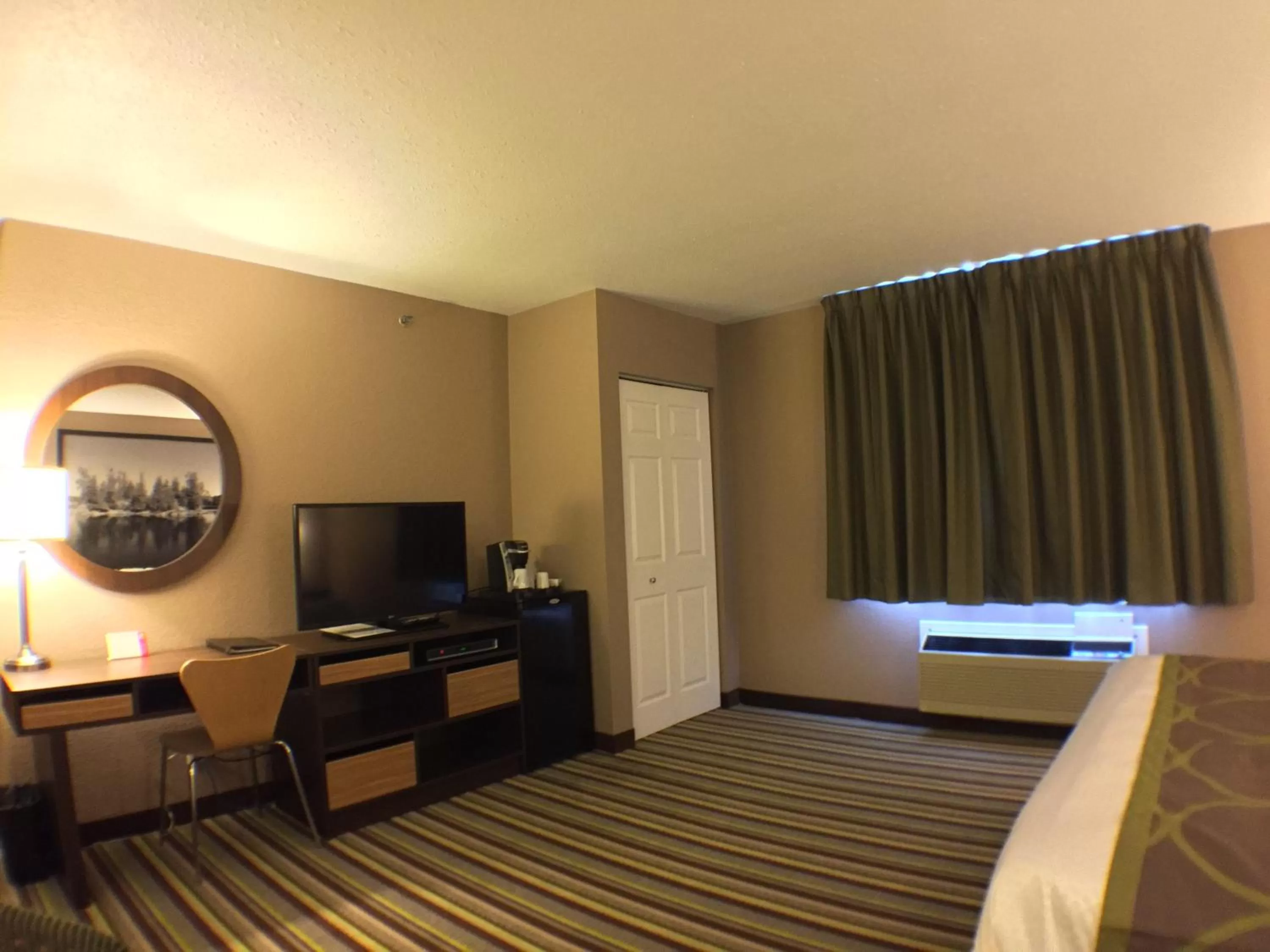 Photo of the whole room, Bed in Super 8 by Wyndham Kenora