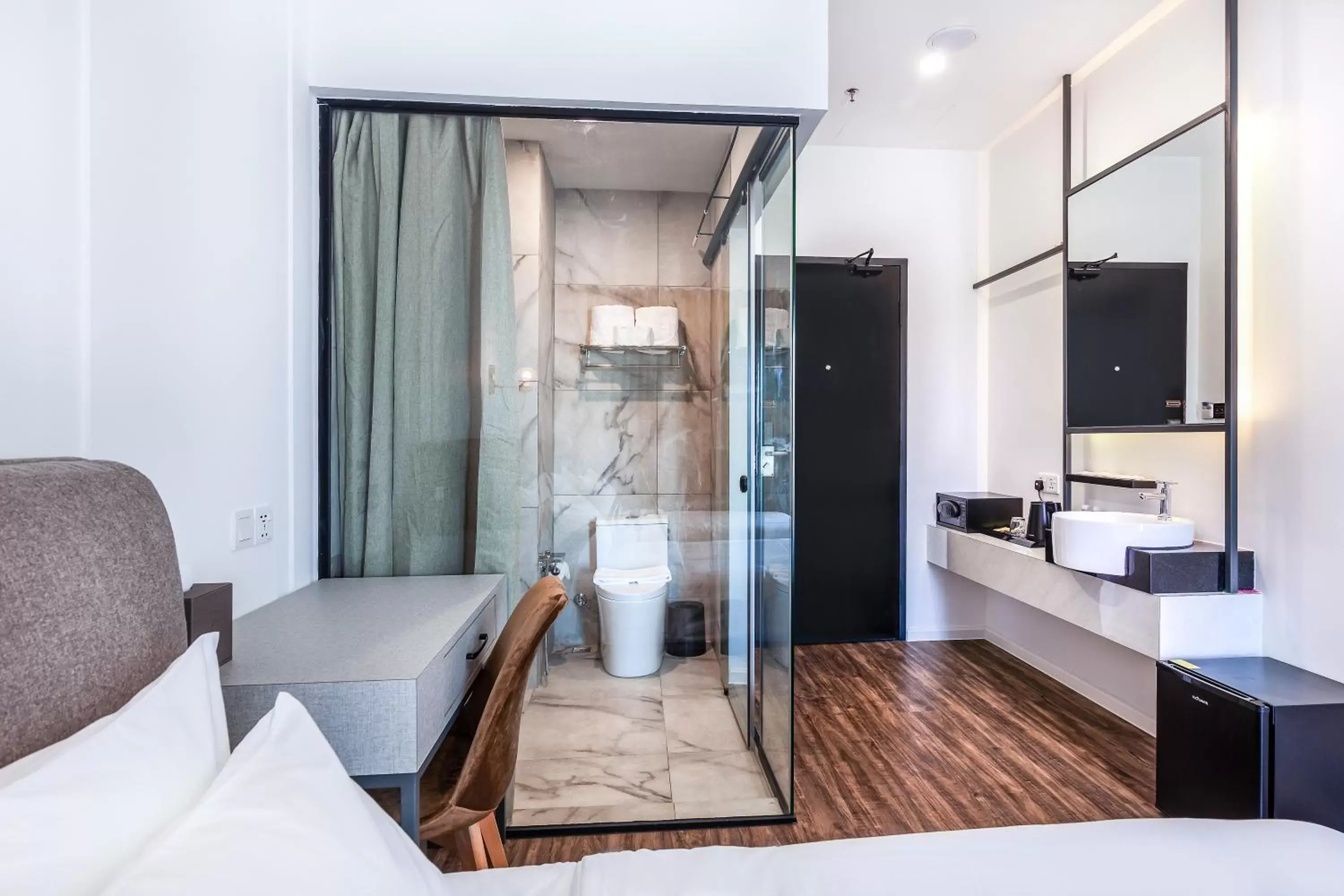 Bathroom, Seating Area in Wesley Hotel