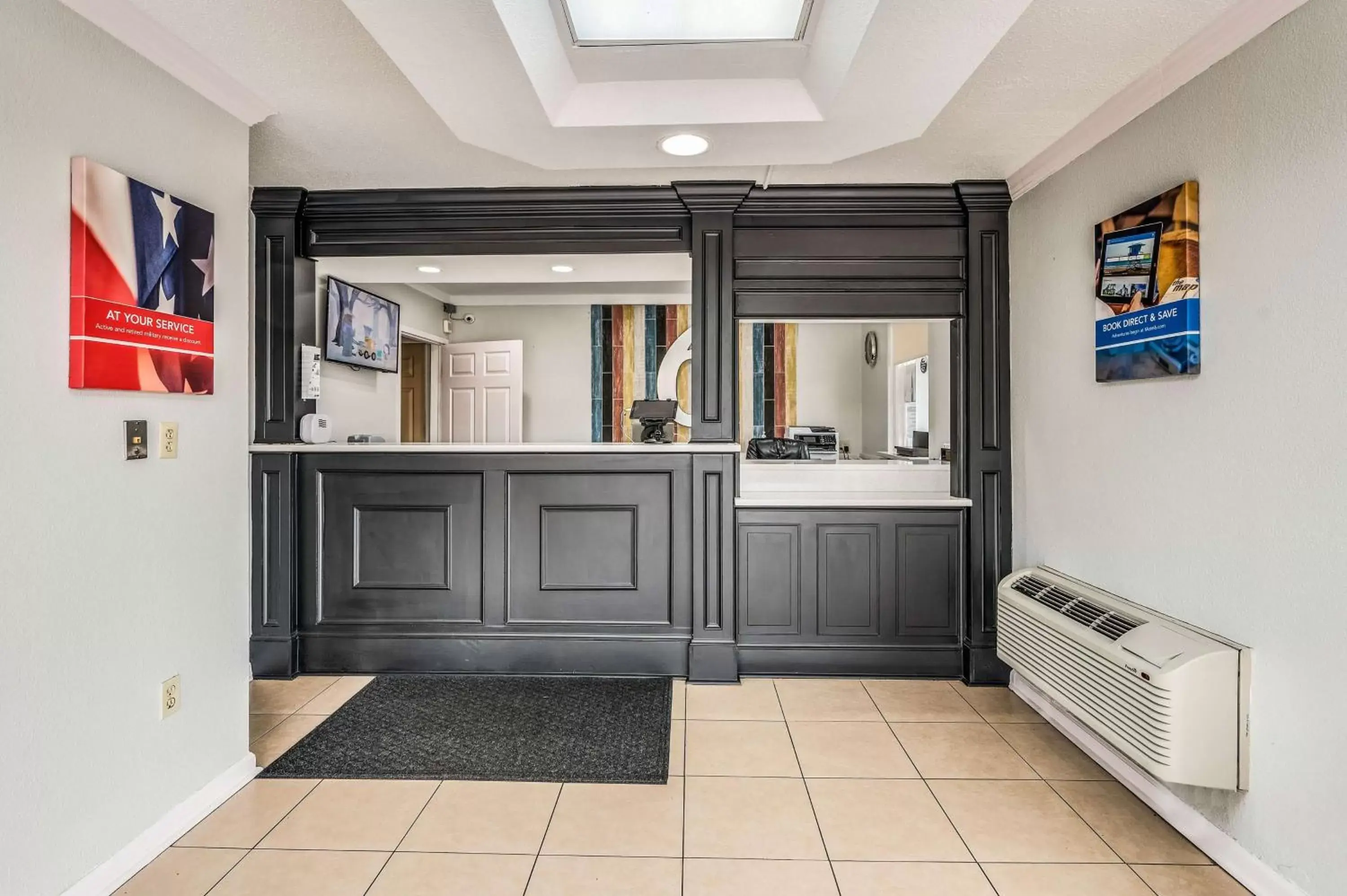 Lobby or reception in Motel 6-Tupelo, MS - Downtown Lobby or reception in Motel 6-Tupelo, MS - Downtown