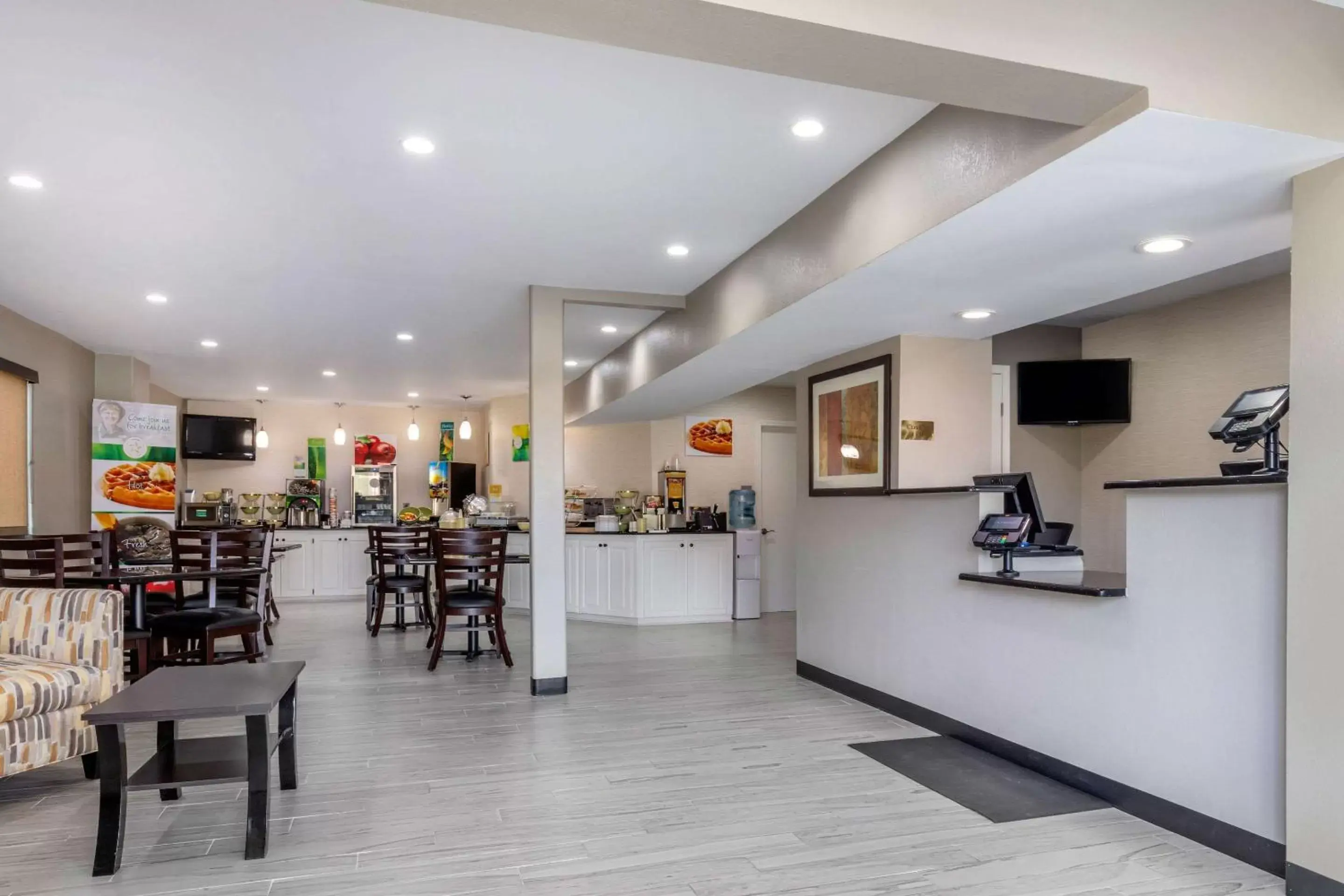 Lobby or reception, Restaurant/Places to Eat in Quality Inn McComb
