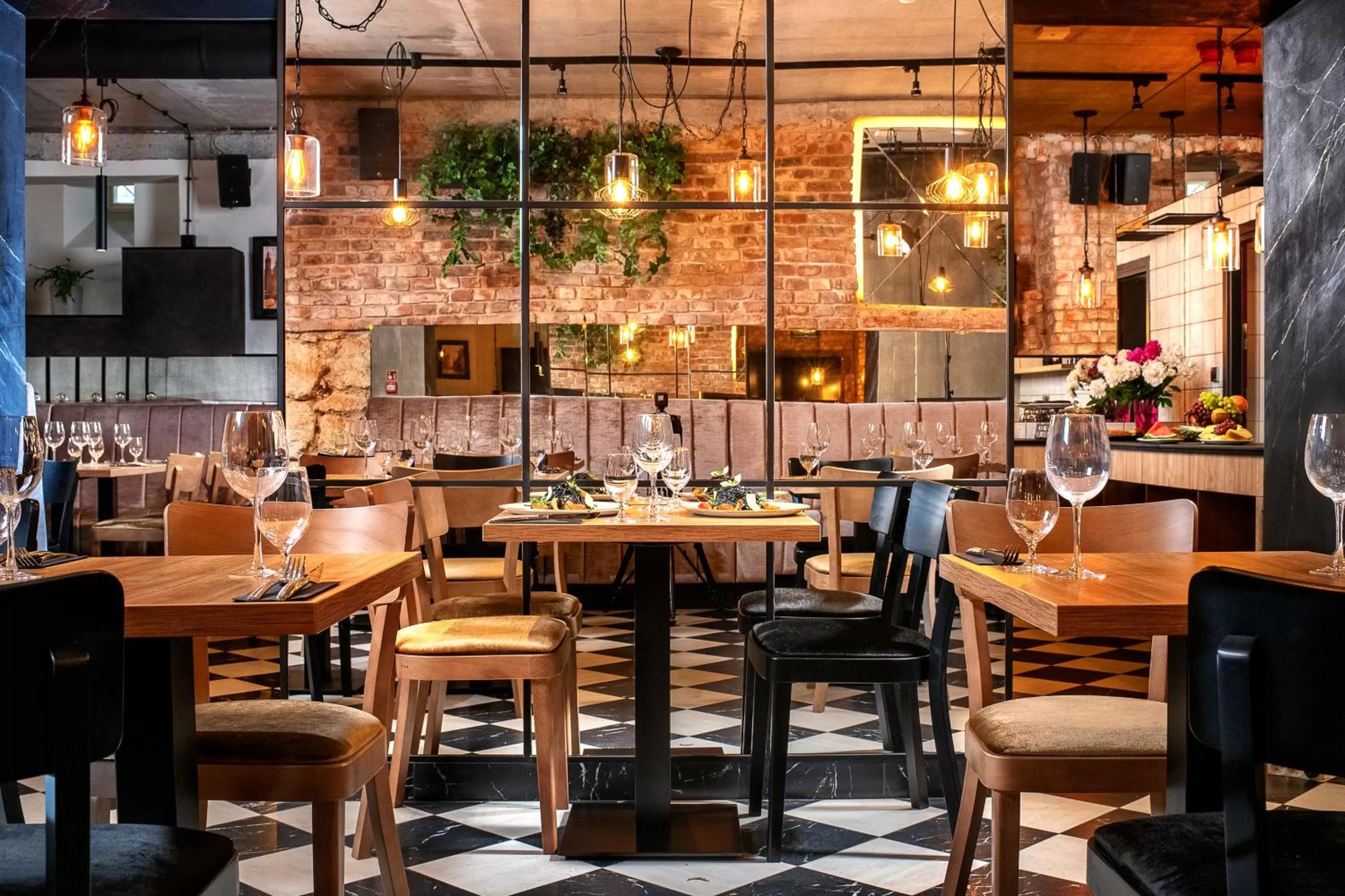 Restaurant/places to eat in Hotel M29