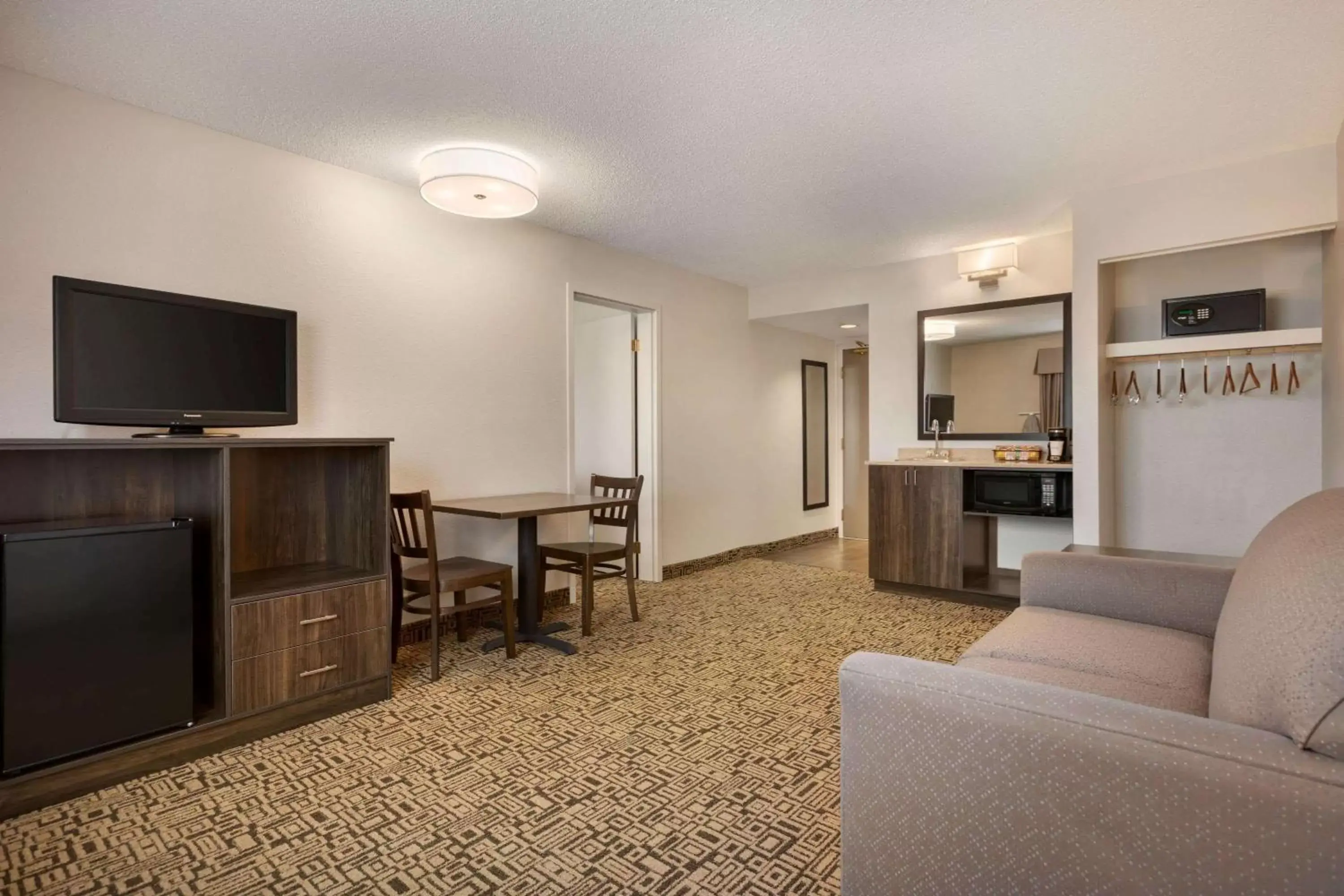 Photo of the whole room, TV/Entertainment Center in Travelodge Suites by Wyndham New Glasgow
