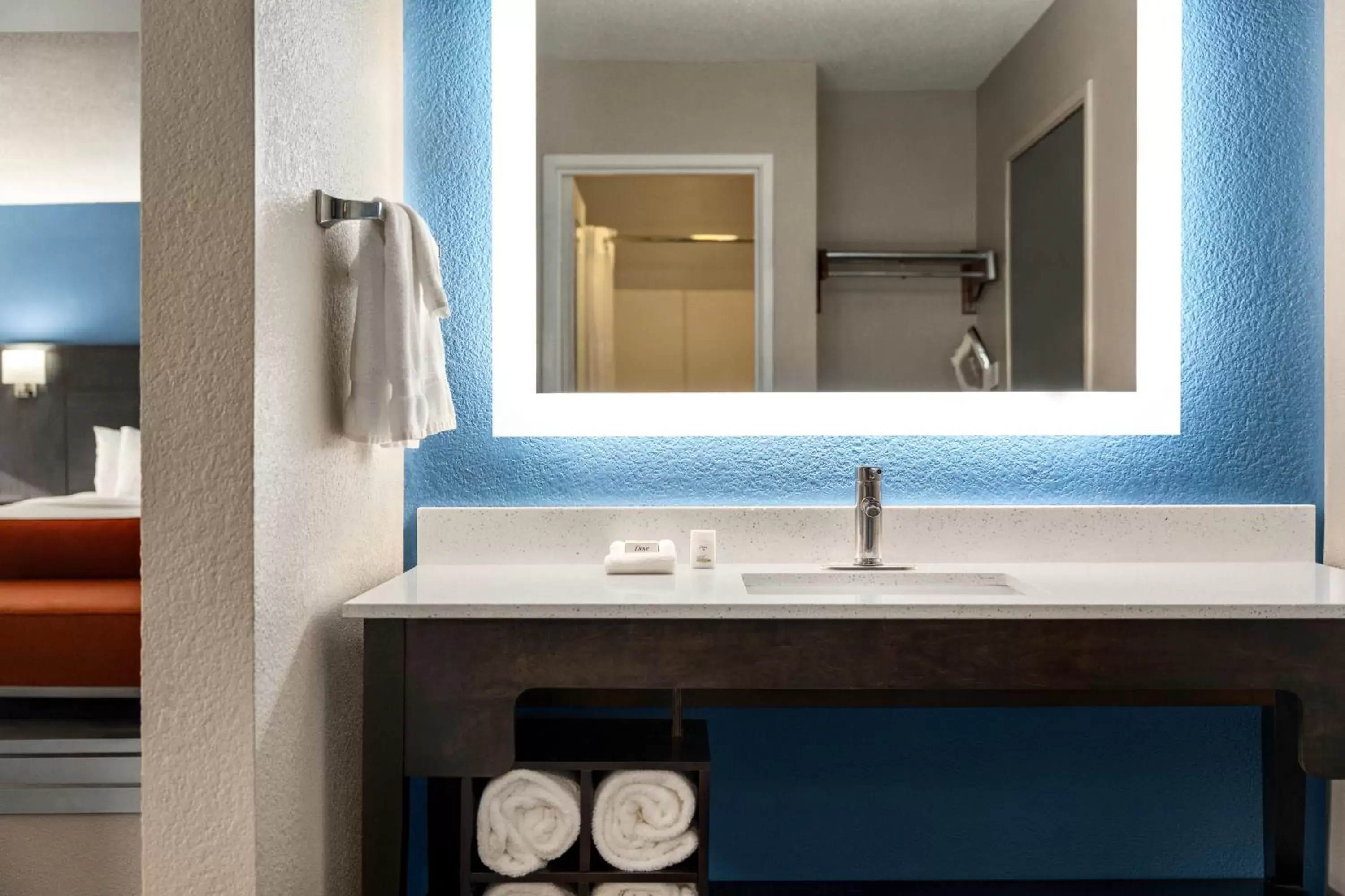 Bathroom in La Quinta by Wyndham Chicago Tinley Park