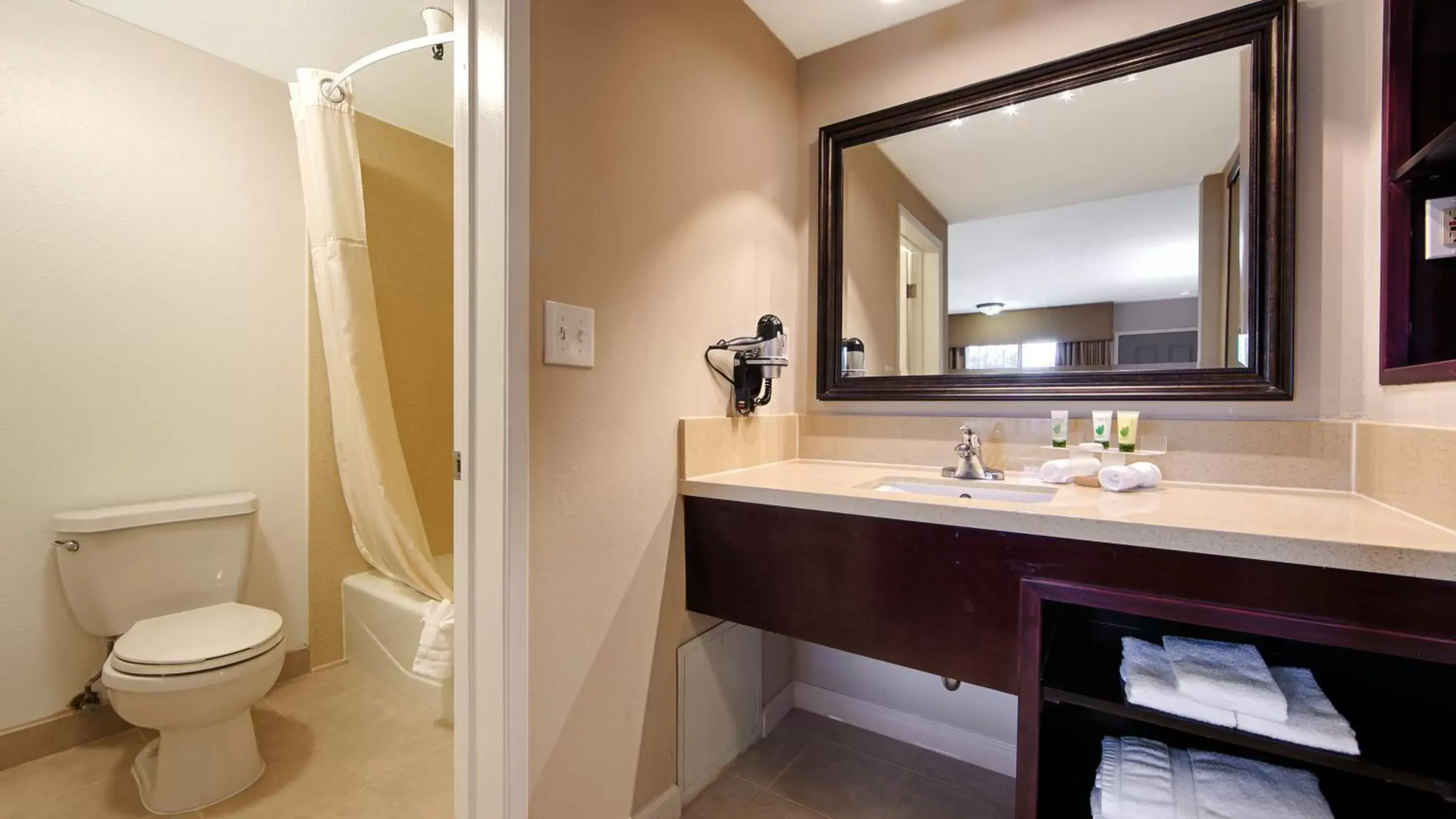 Bathroom in Best Western Pasadena Royale Inn & Suites