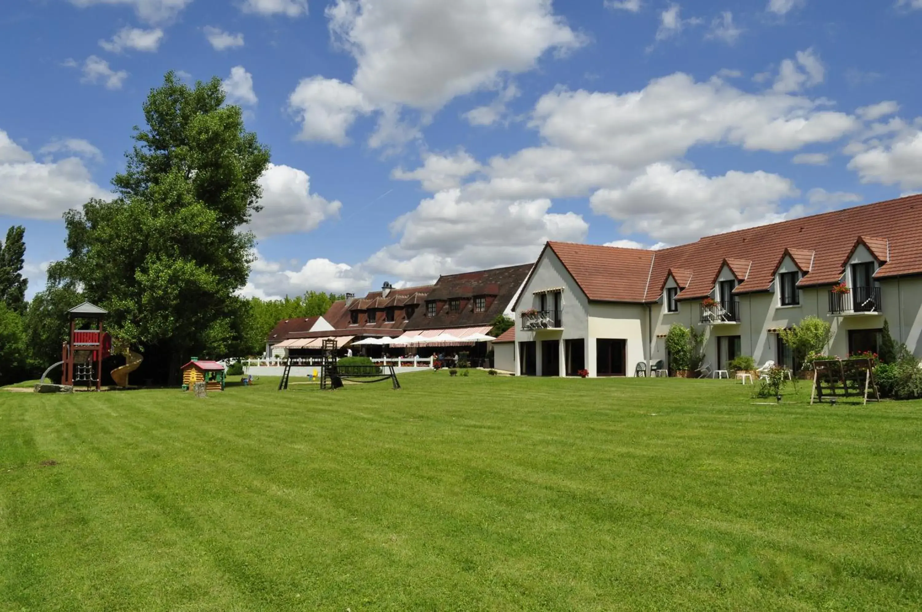 Facade/entrance, Property Building in Logis Le Relais De Pouilly