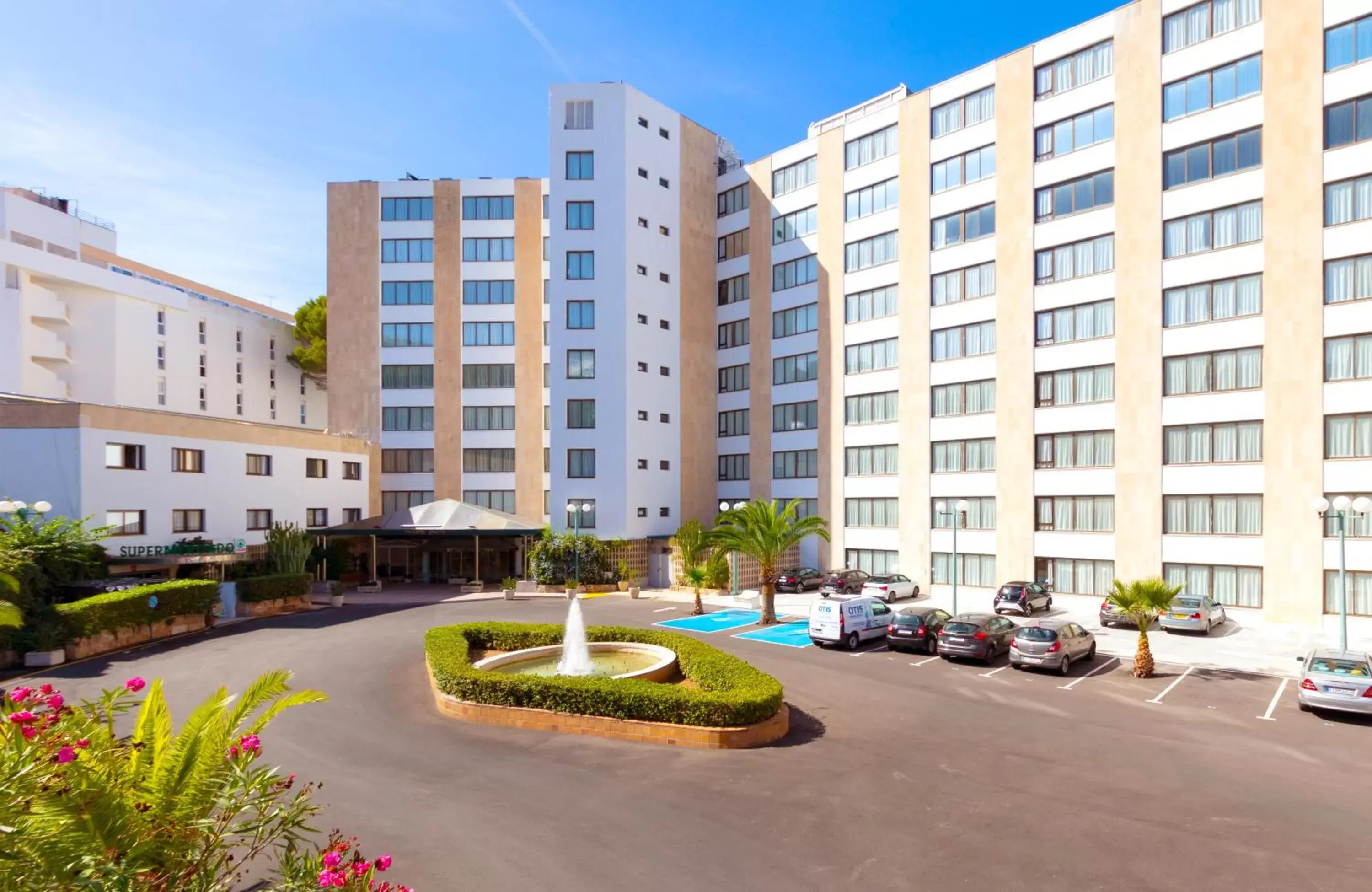 Facade/entrance, Property Building in Hotel Vibra Beverly Playa