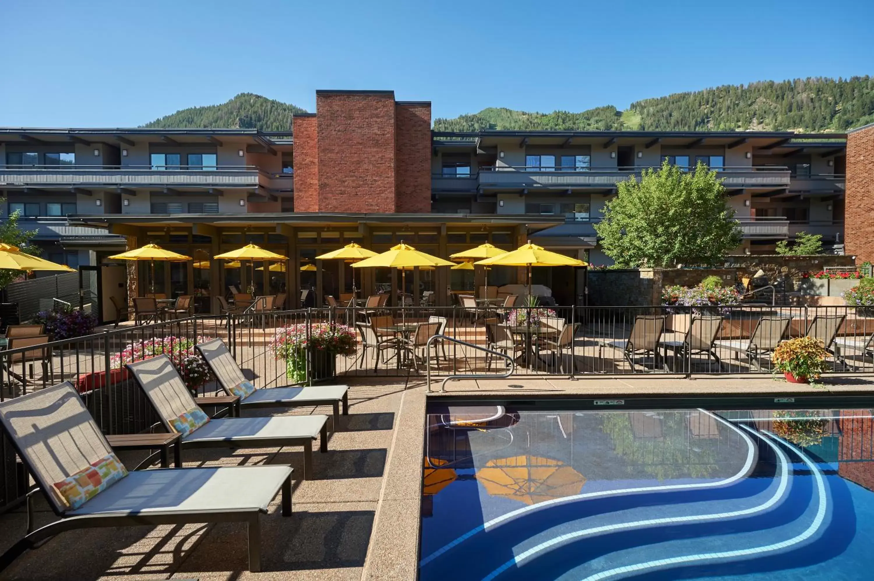 Hot Tub, Swimming Pool in Aspen Square Condominium Hotel