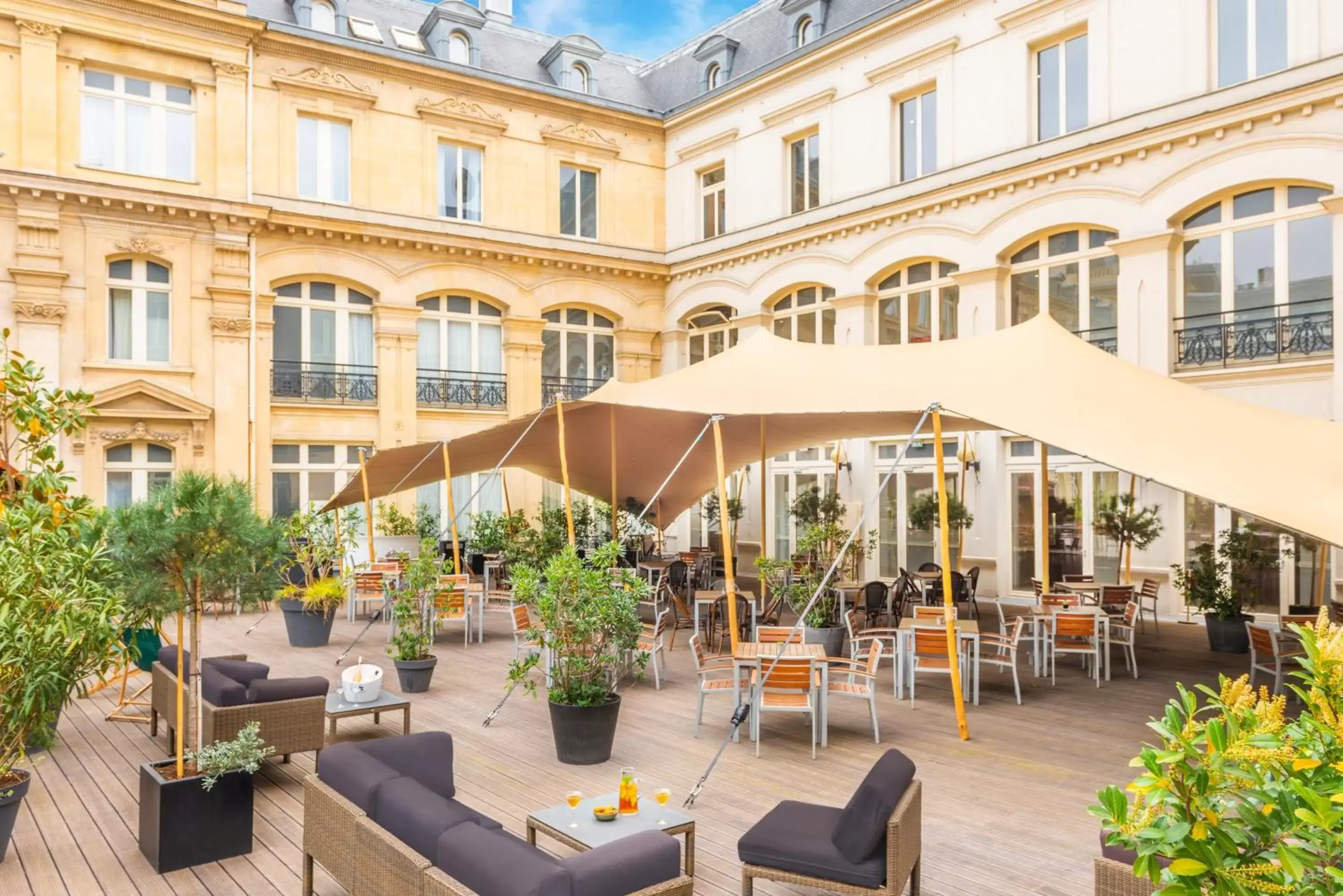 Restaurant/Places to Eat in Crowne Plaza Paris République, an IHG Hotel