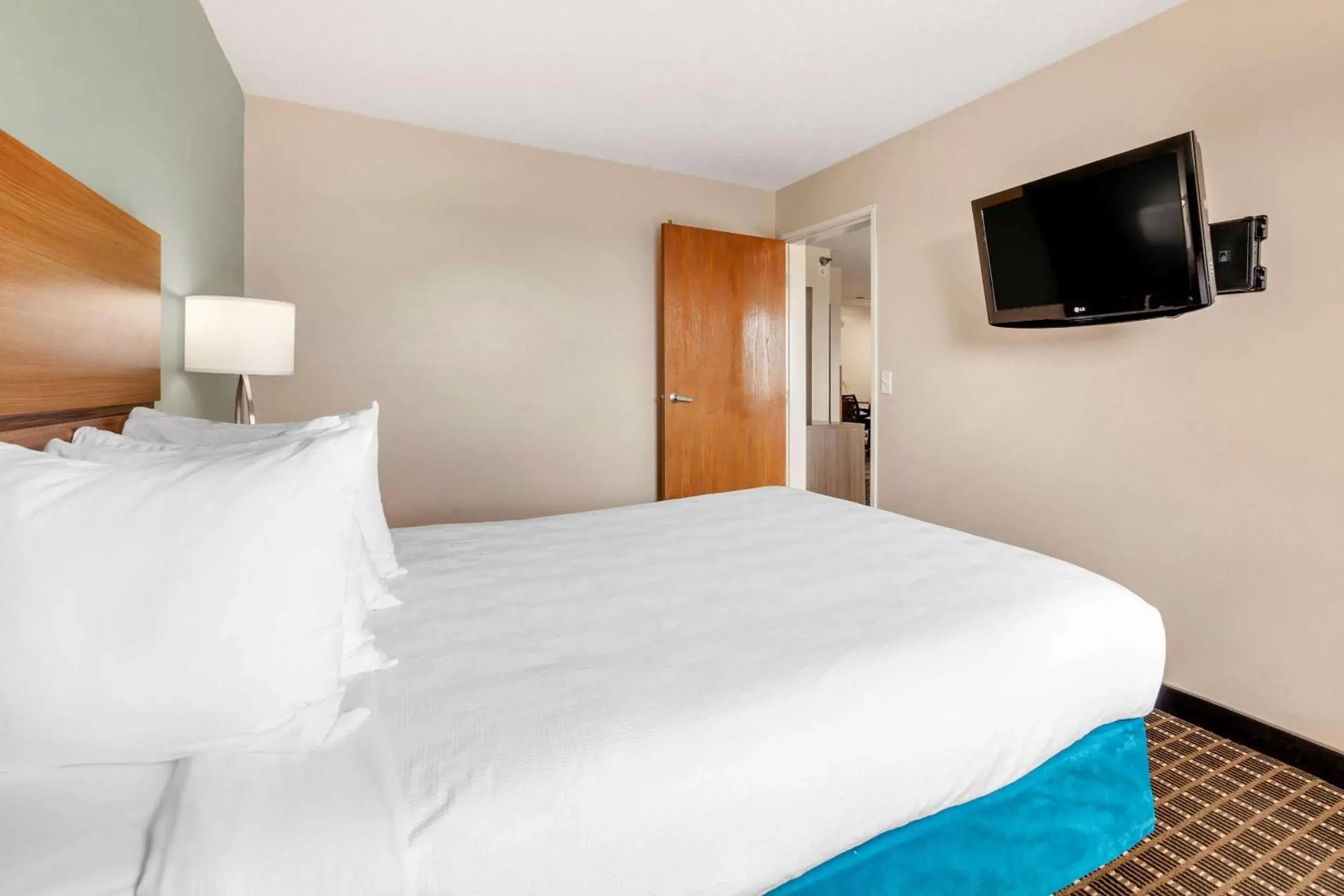 One-Bedroom Queen Suite - Non-Smoking in MainStay Suites Dubuque at Hwy 20 One-Bedroom Queen Suite - Non-Smoking in MainStay Suites Dubuque at Hwy 20