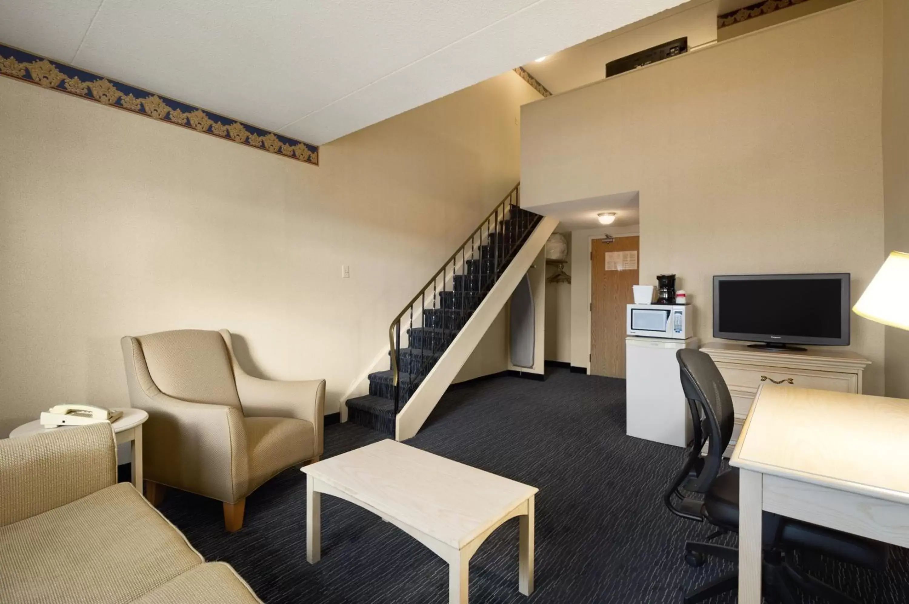 Living room, Seating Area in Ramada by Wyndham Trenton