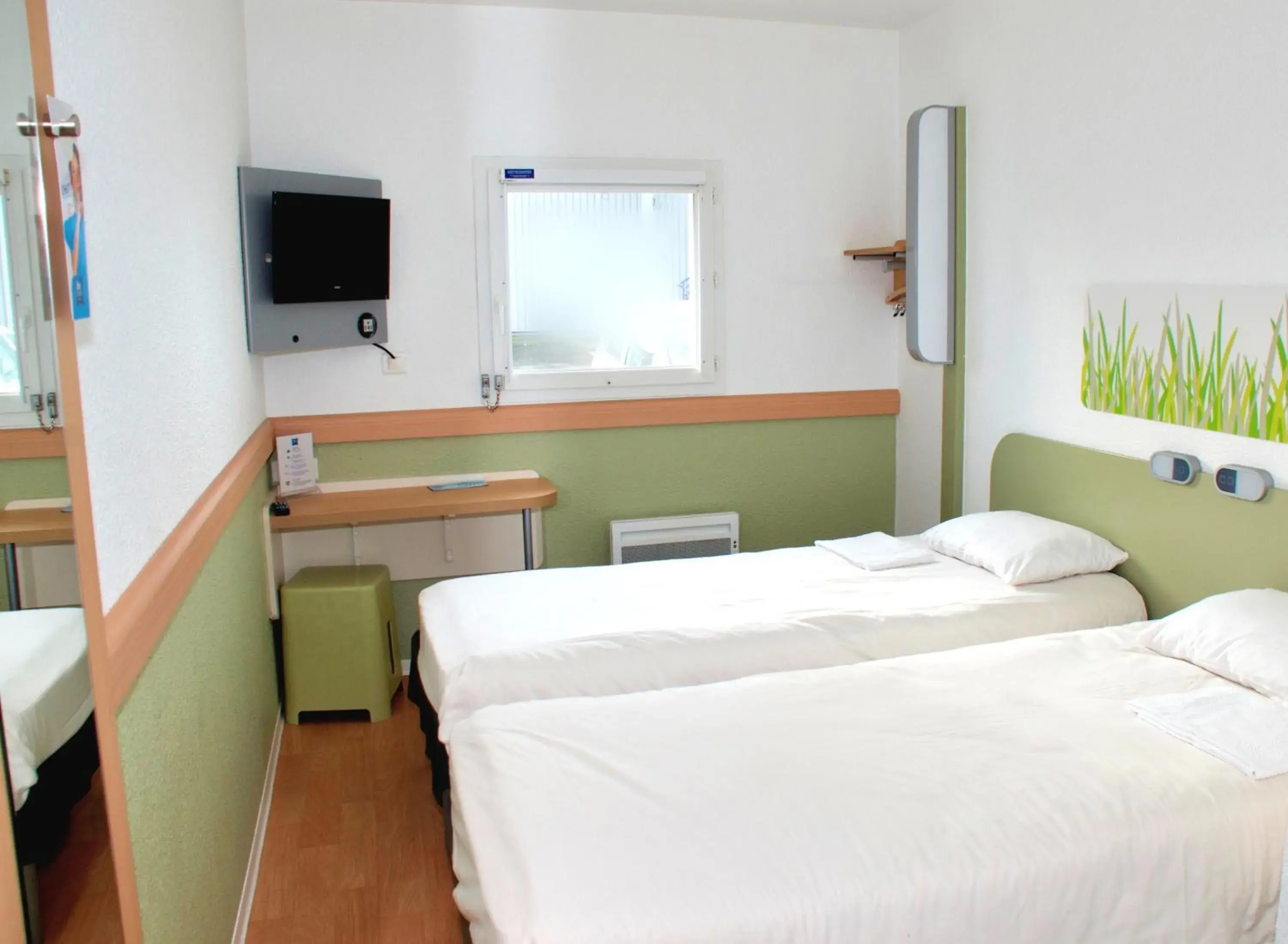 Bedroom, Bed in ibis budget Flers Les Grands Champs