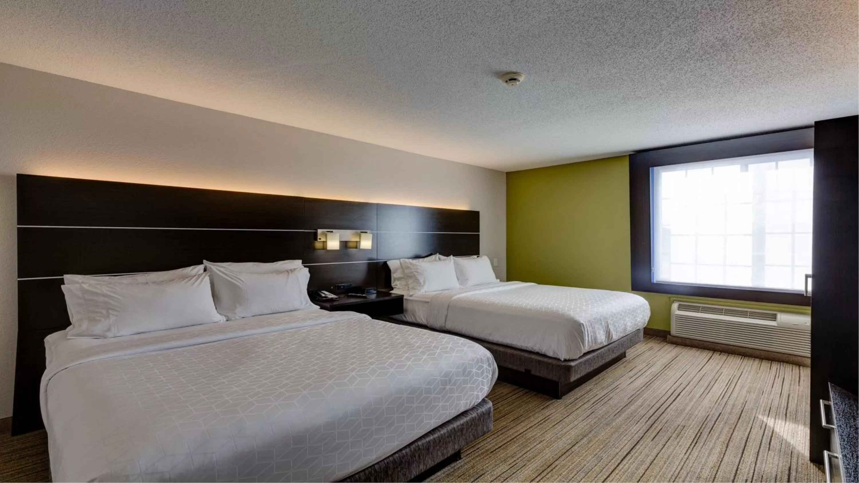Photo of the whole room, Bed in Holiday Inn Express & Suites Ashtabula-Geneva by IHG