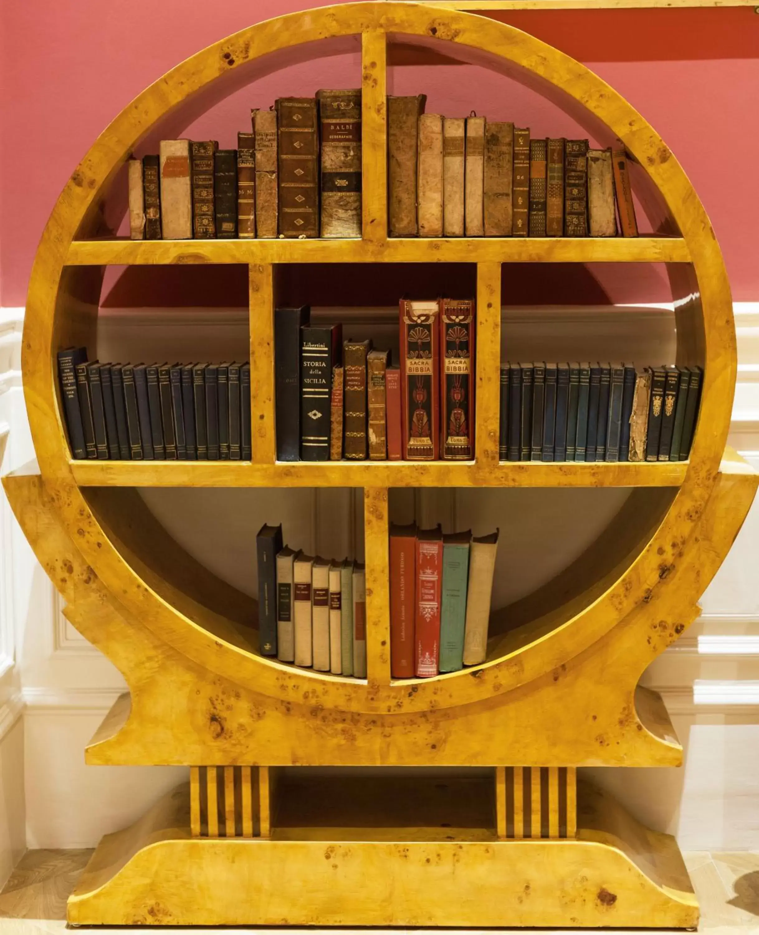 Library in La Maison du Sage