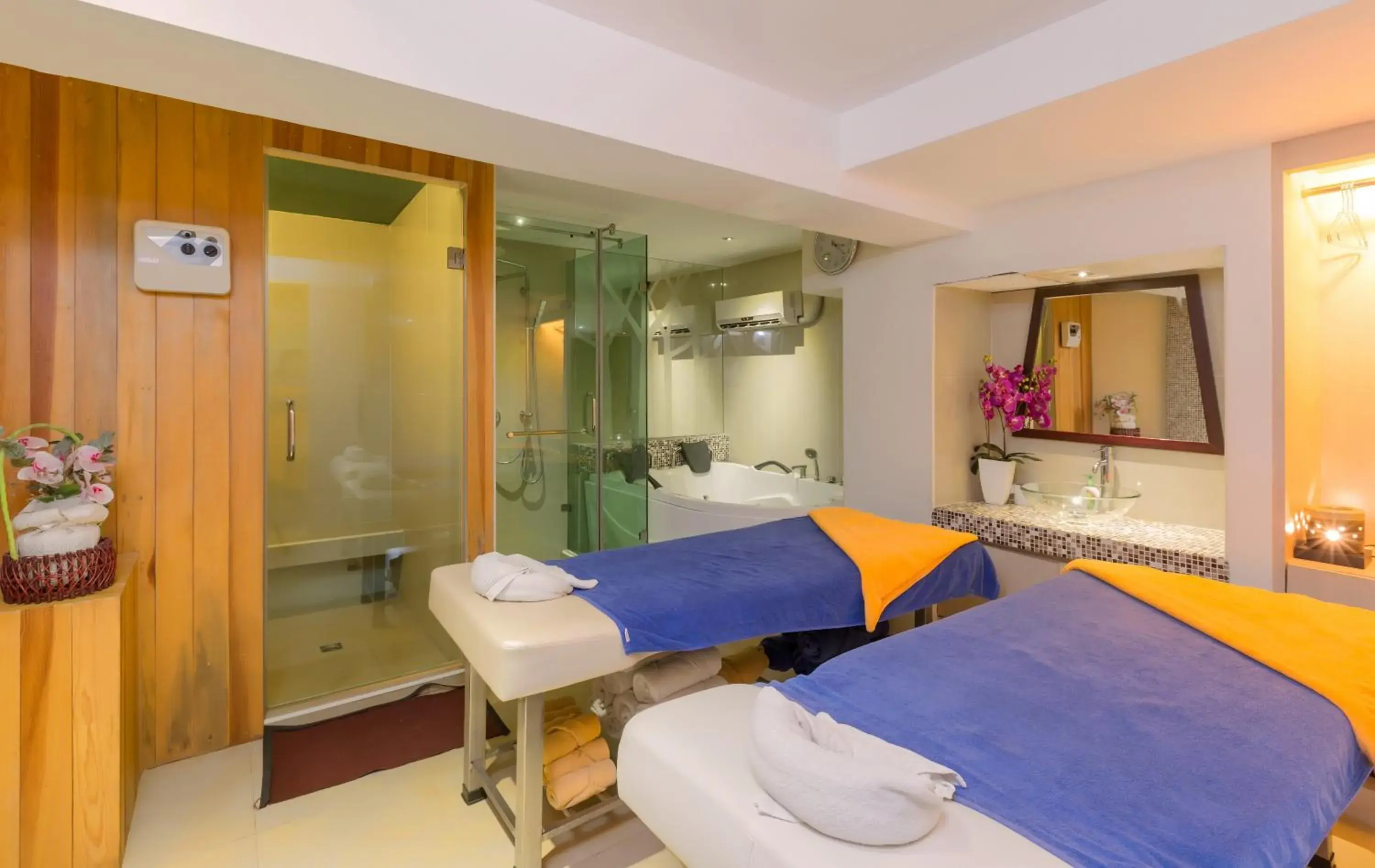 Massage, Bed in The Golden Ville Boutique Hotel & Spa