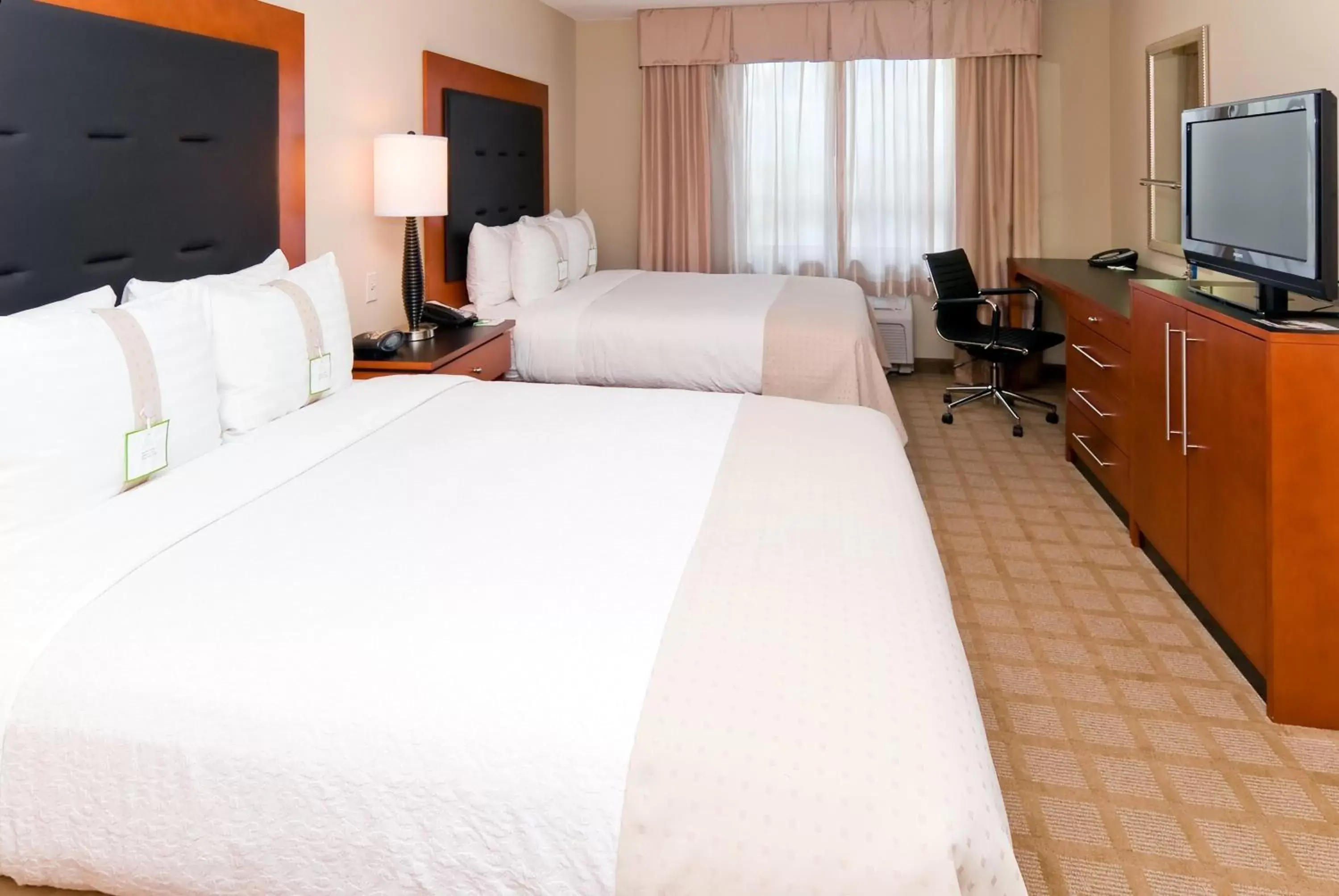 Photo of the whole room, Bed in Crowne Plaza Fort Myers Gulf Coast, an IHG Hotel