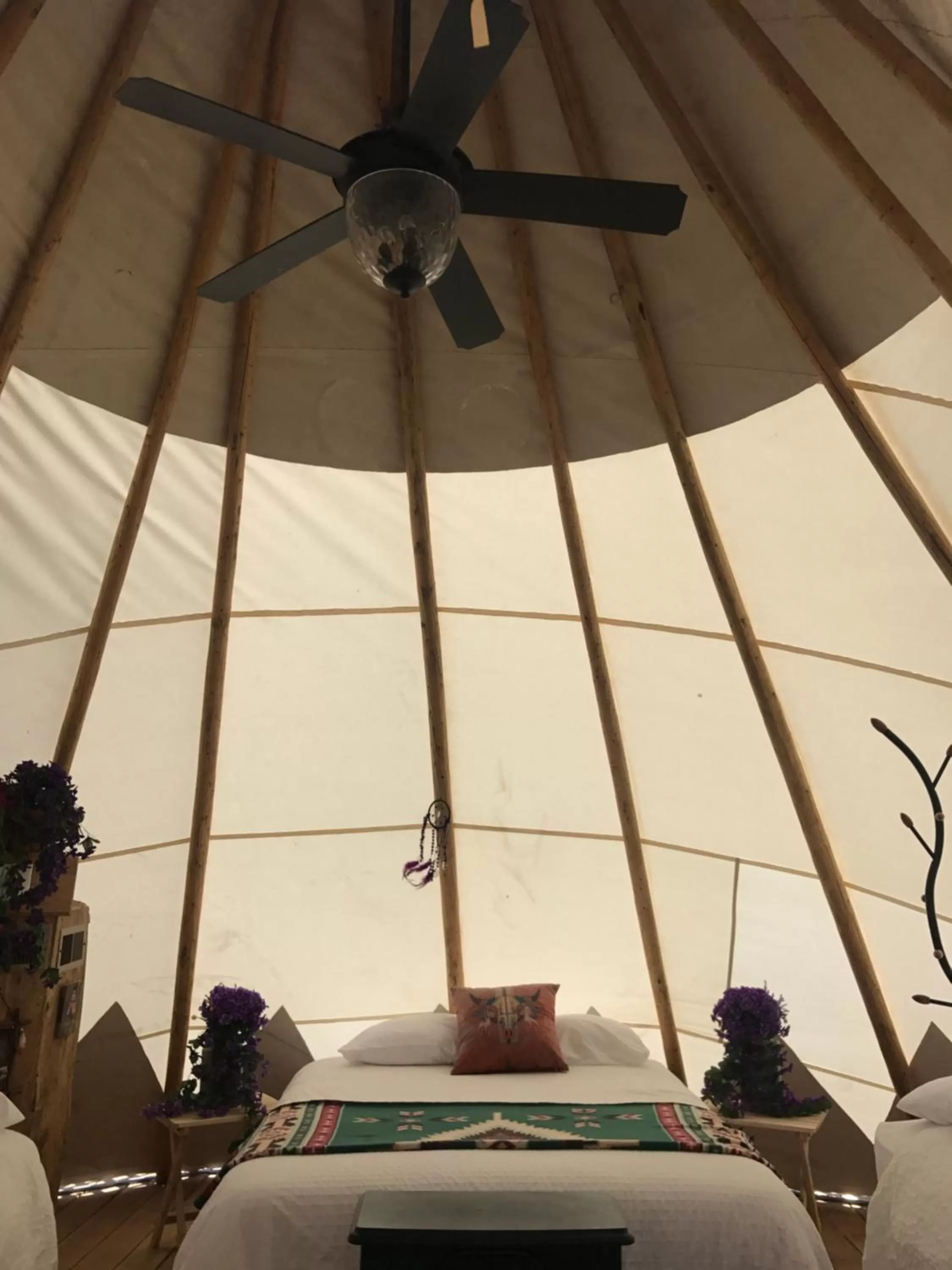 Bed in Olancha RV Park and Motel