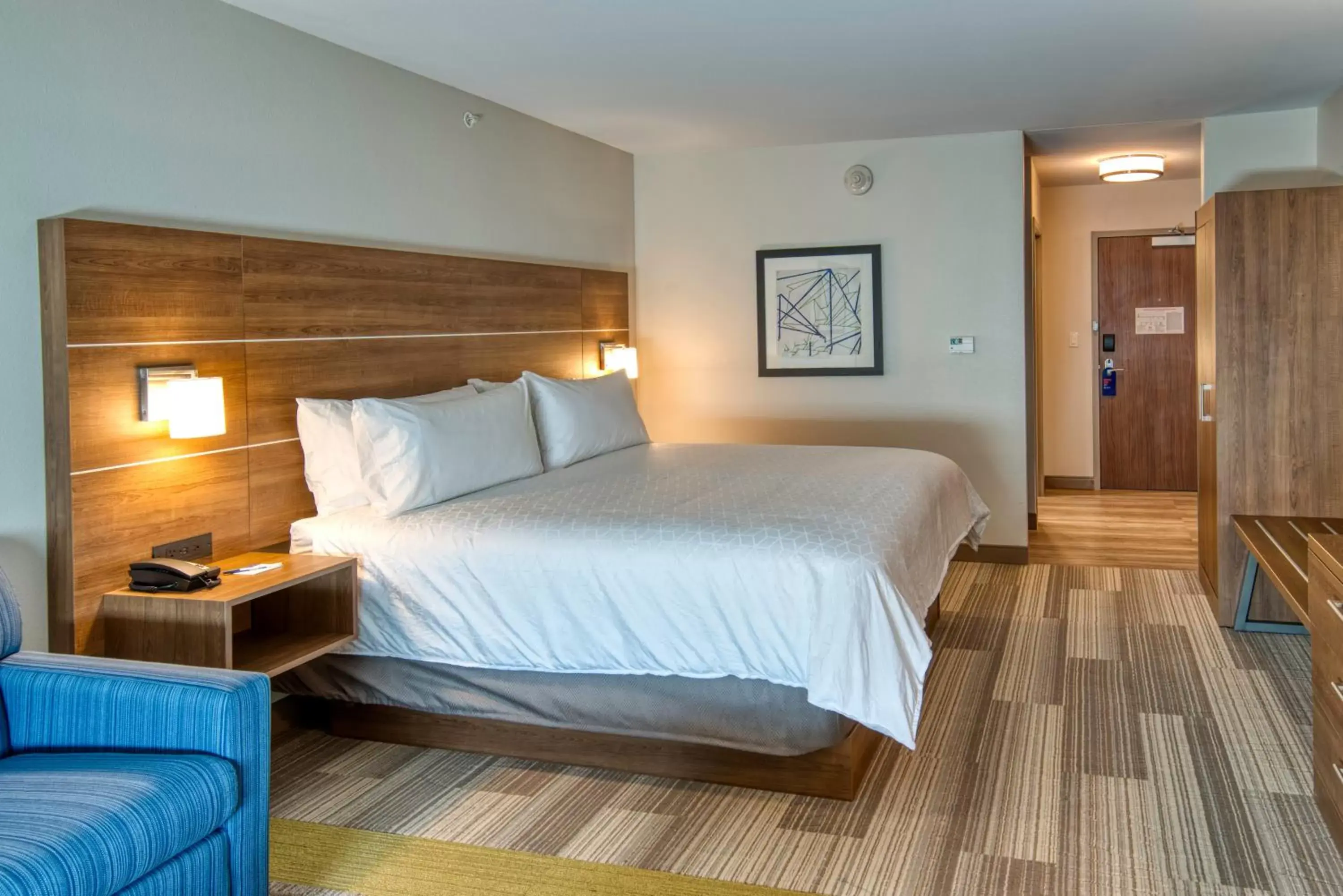 Bedroom, Bed in Holiday Inn Express & Suites - Omaha Downtown - Airport, an IHG Hotel