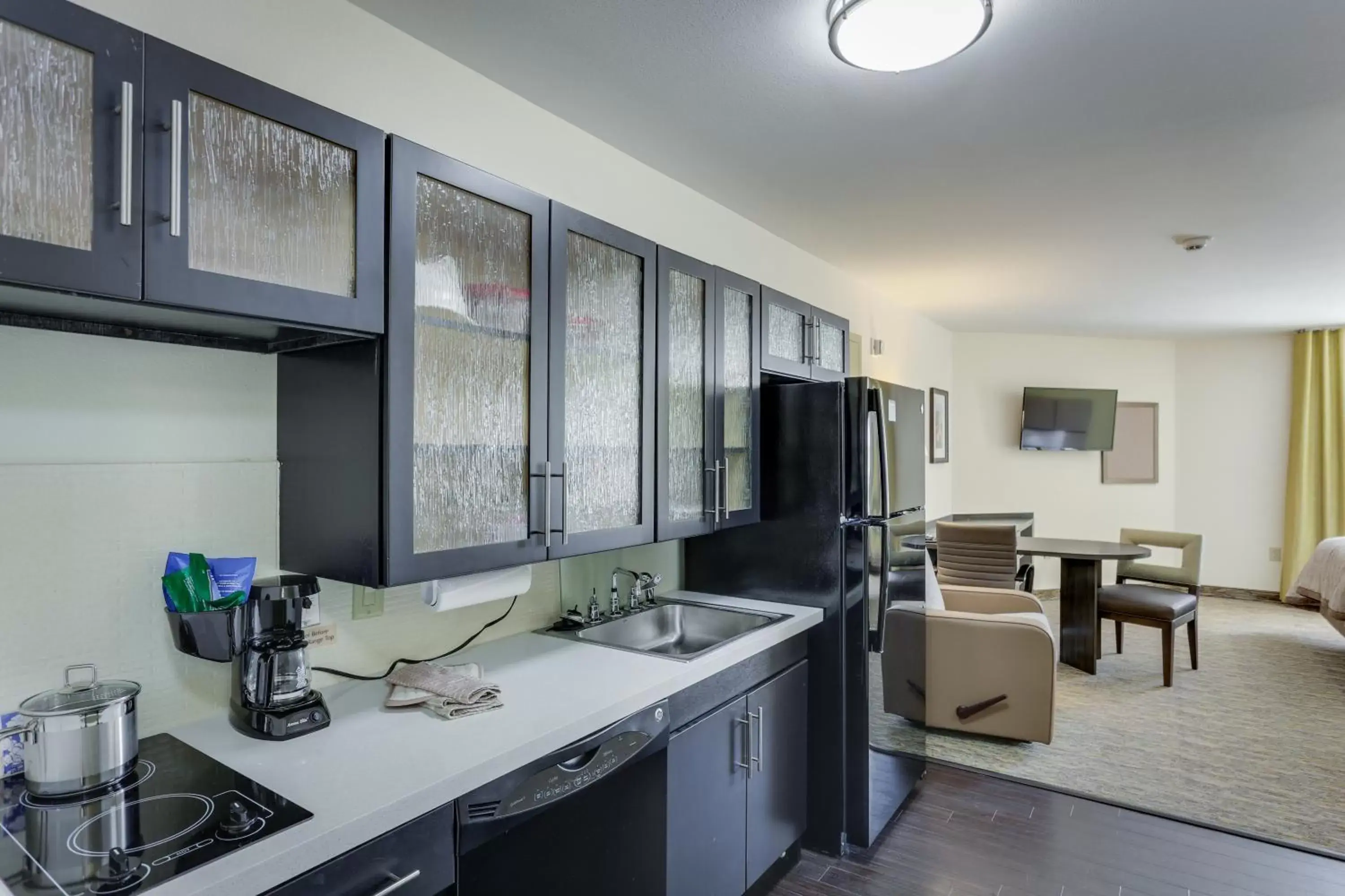 Photo of the whole room, Kitchen/Kitchenette in Candlewood Suites College Station, an IHG Hotel