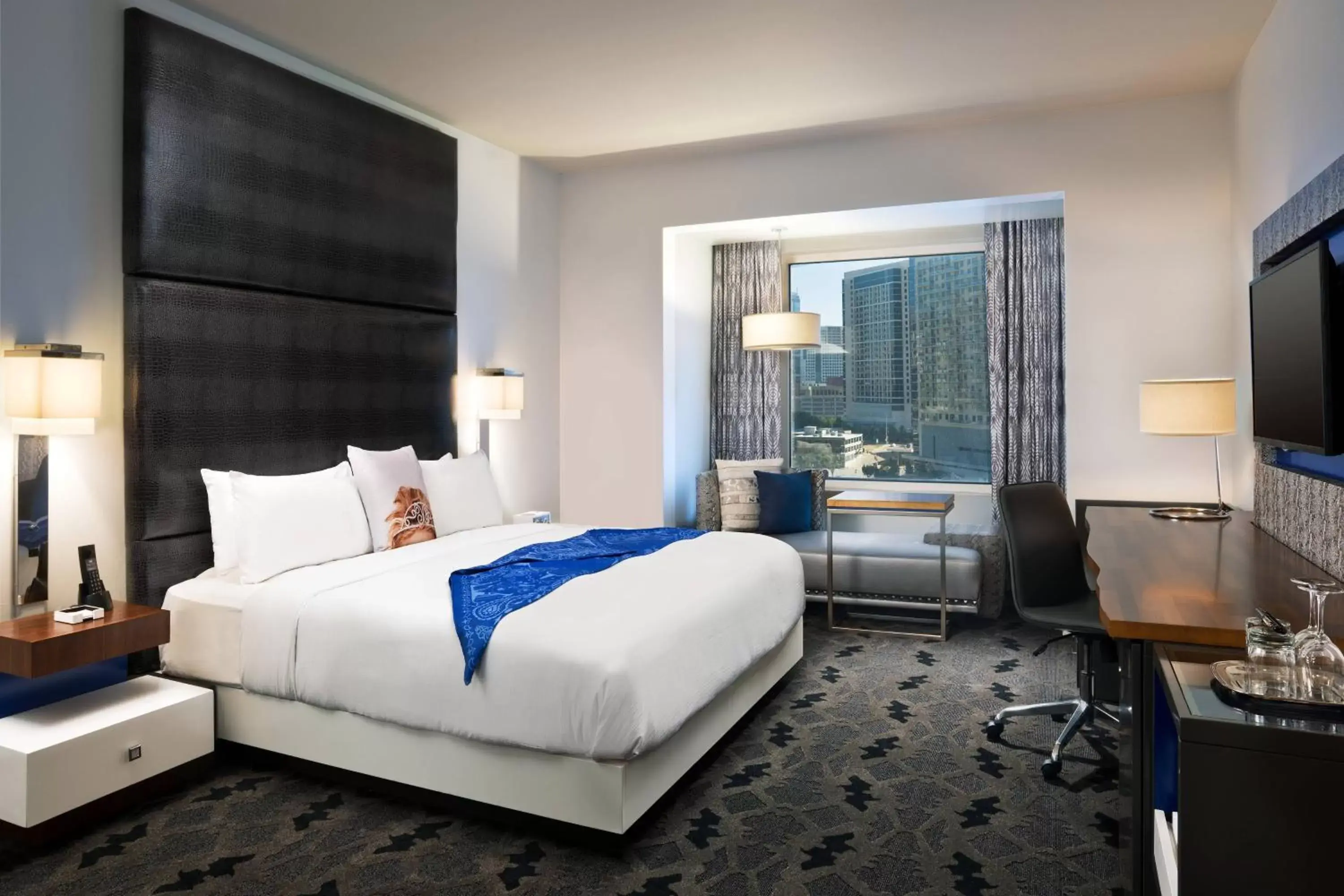 Photo of the whole room, Bed in W Dallas - Victory