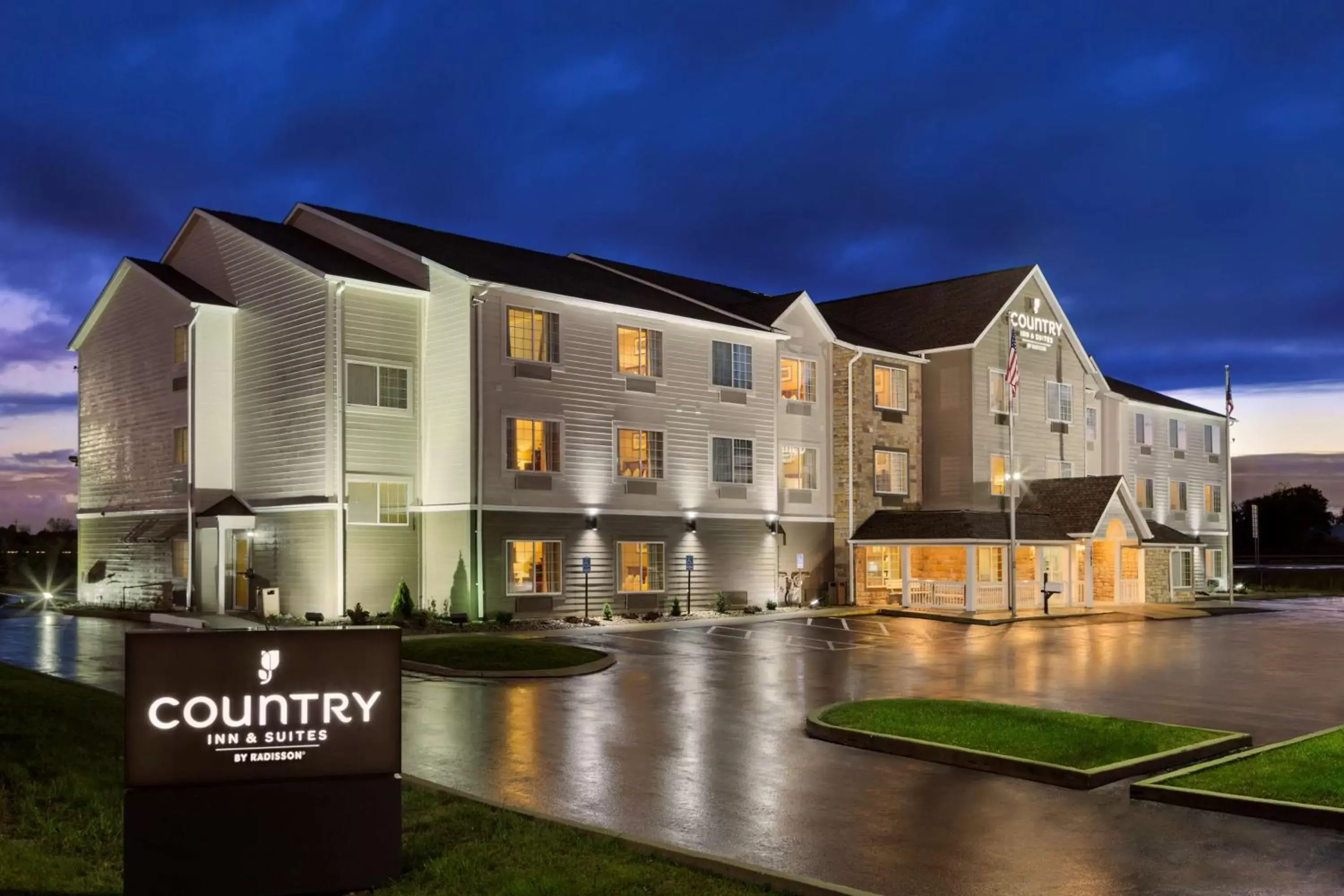 Property building in Country Inn & Suites by Radisson, Marion, OH