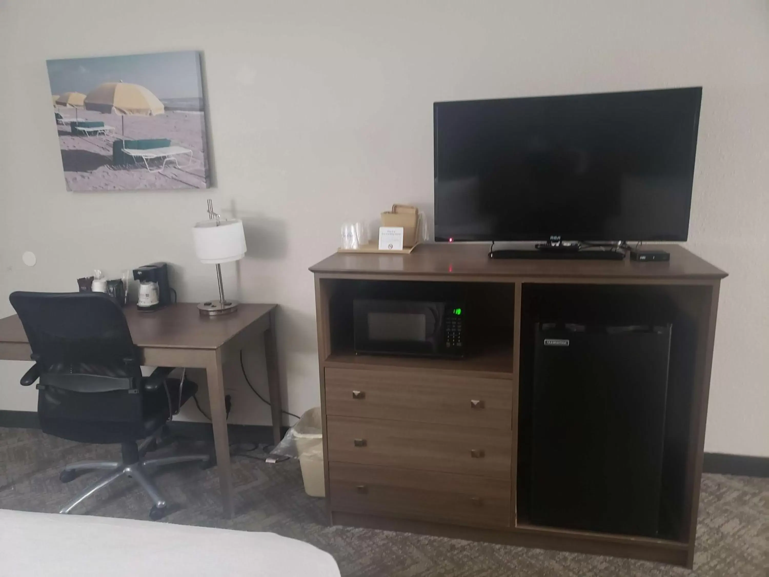 Bedroom, TV/Entertainment Center in Best Western Center Inn