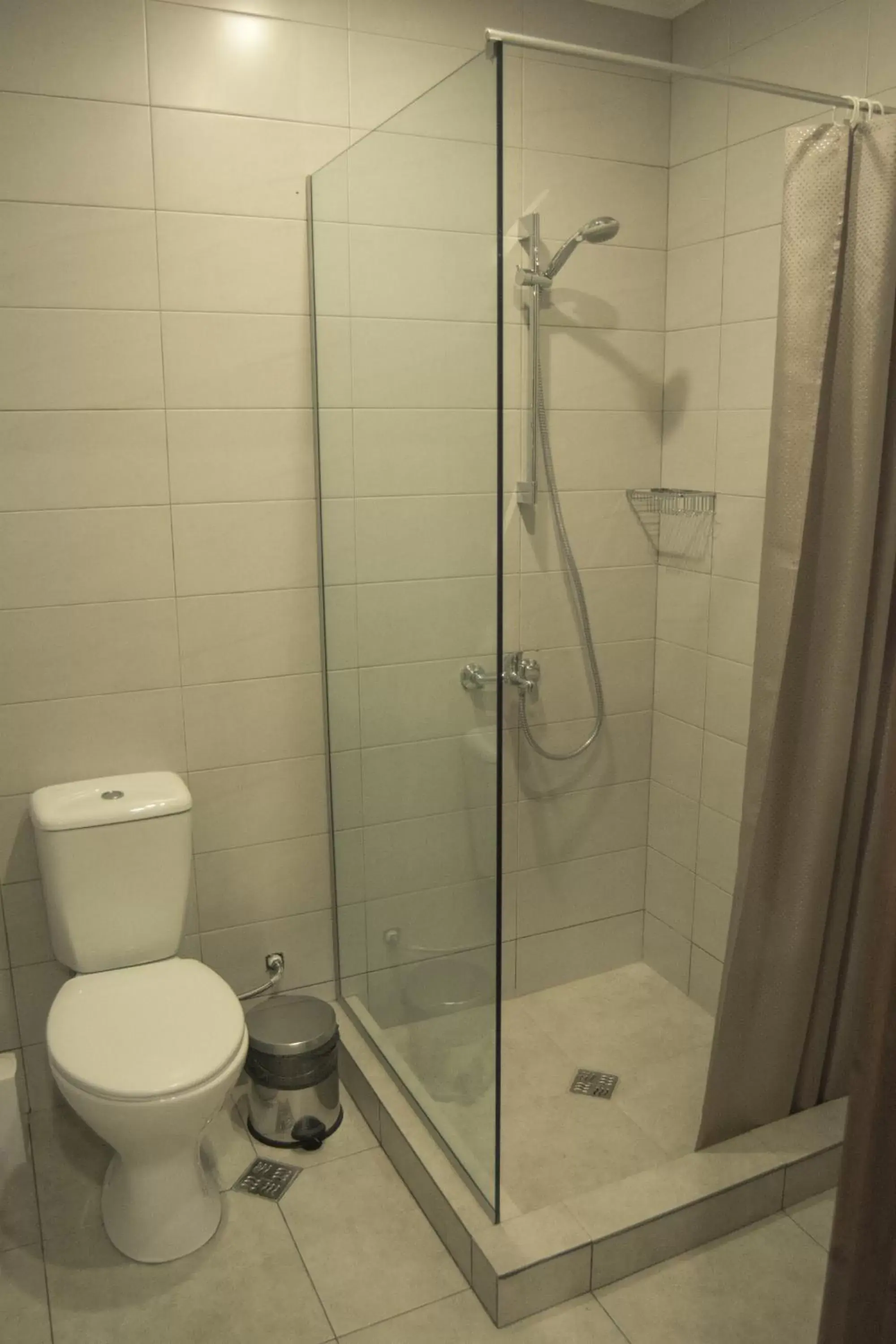 Shower, Bathroom in Hotel Nabadi