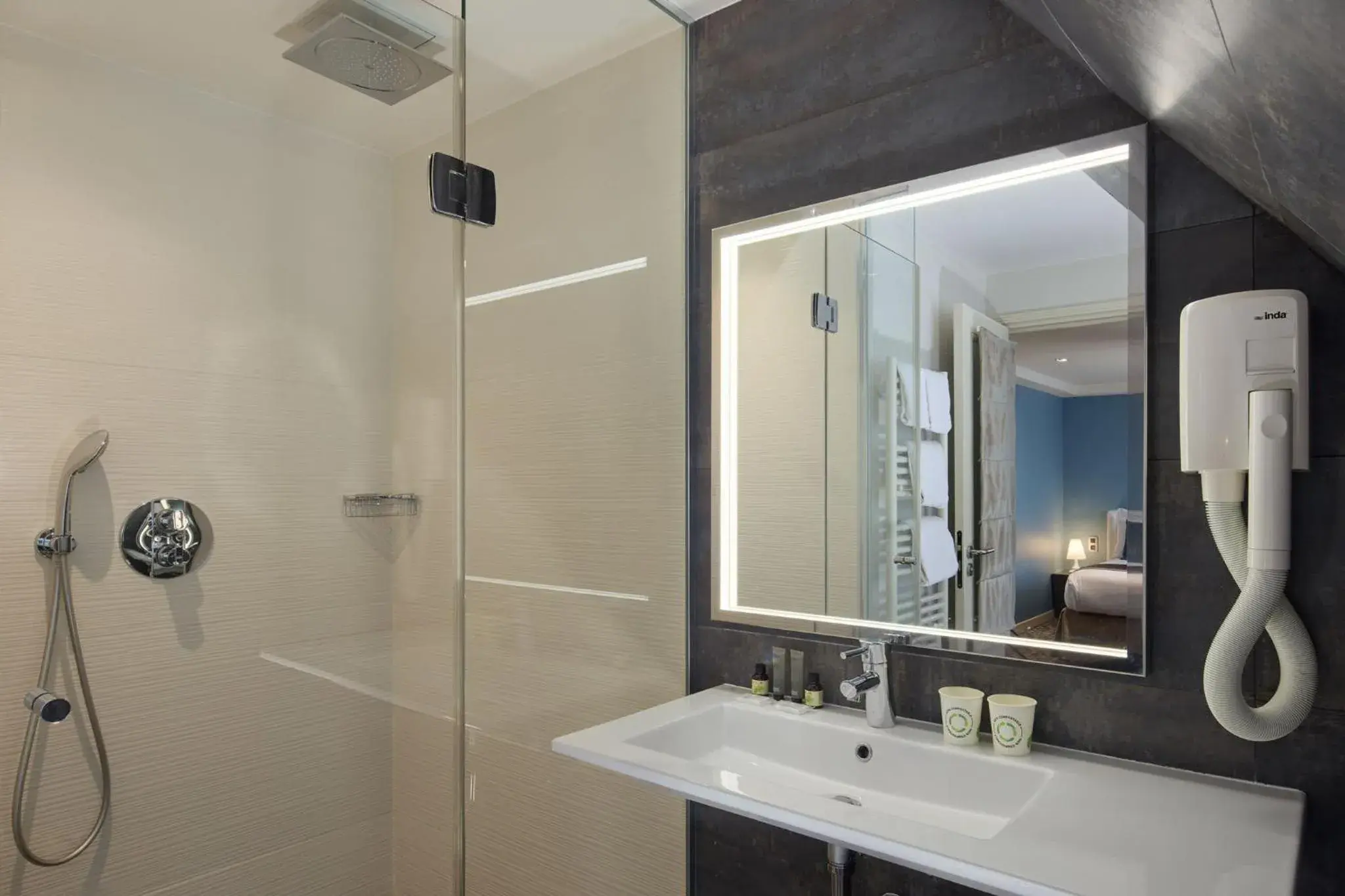 Shower, Bathroom in Grand Hôtel Malher