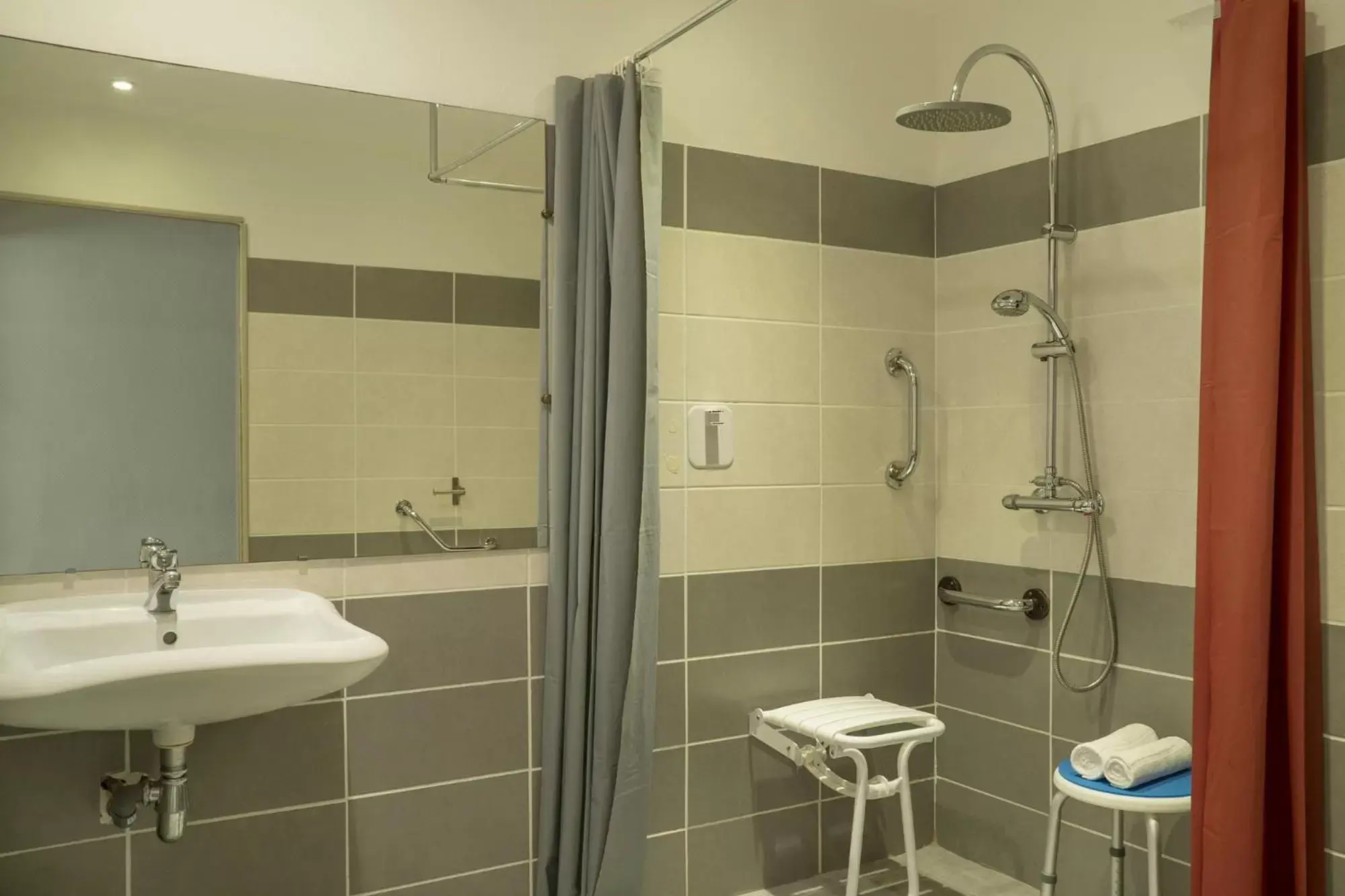 Shower, Bathroom in Hôtel O'Nice Saintes