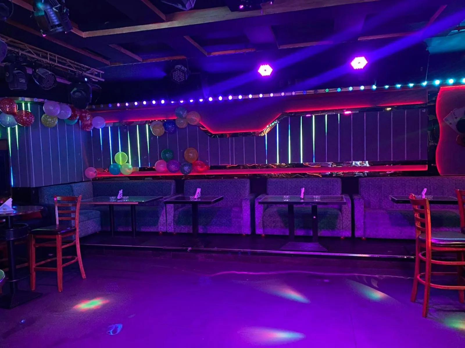 Evening entertainment in Palm Beach Hotel