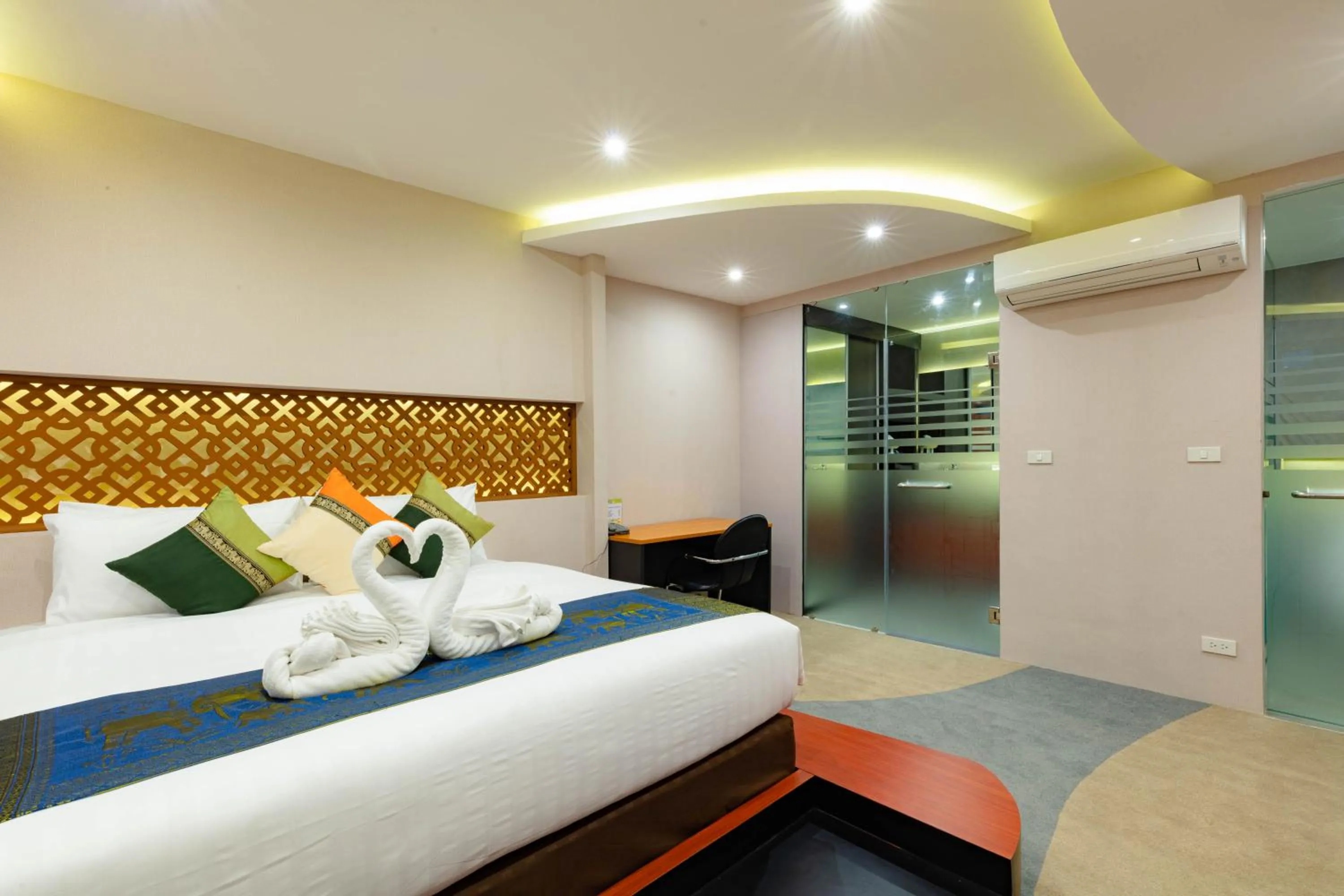 Bed in Royal Phawadee Village Patong - 2 Minutes walk to the beach