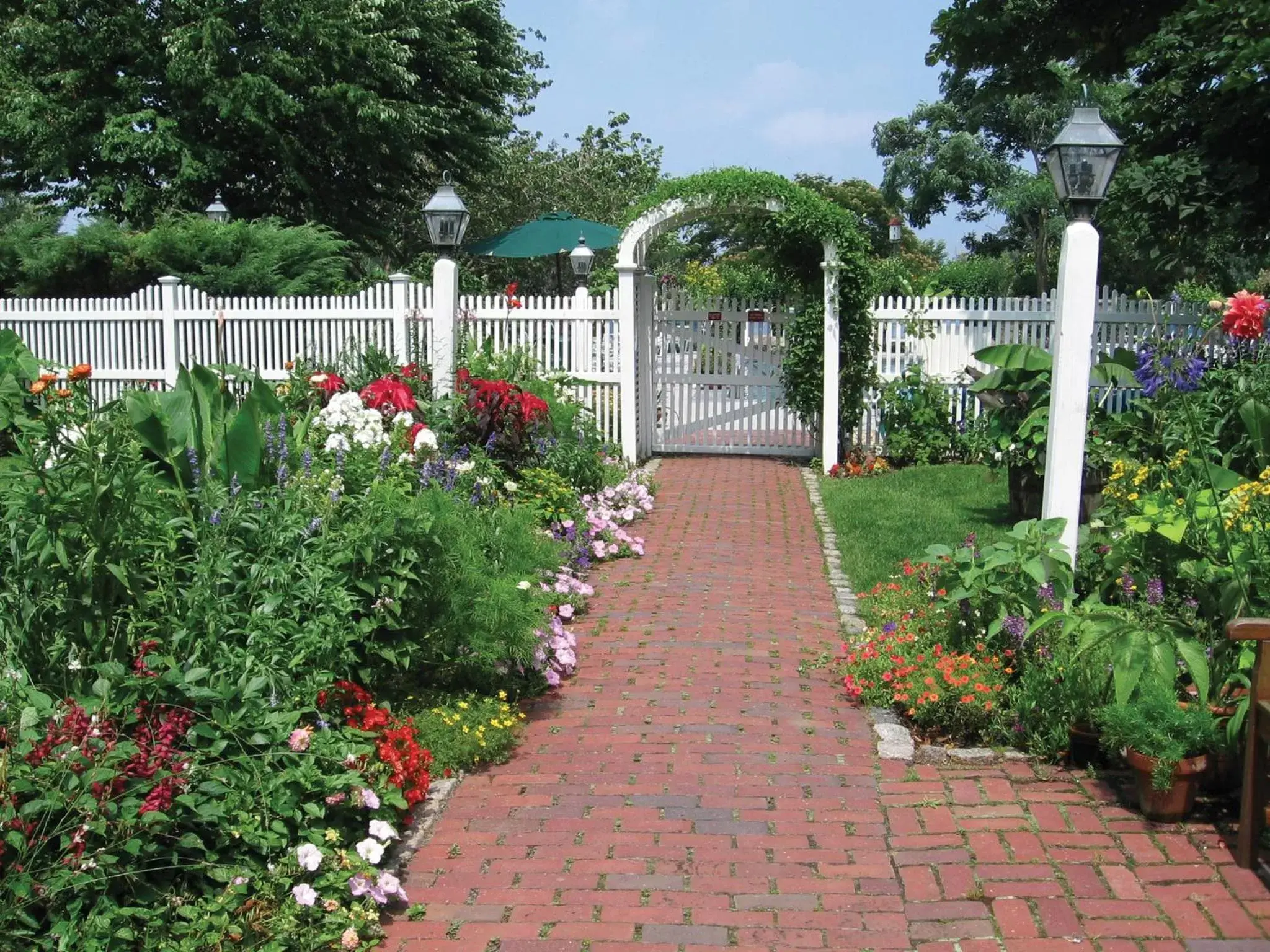 Day, Garden in Dan'l Webster Inn and Spa