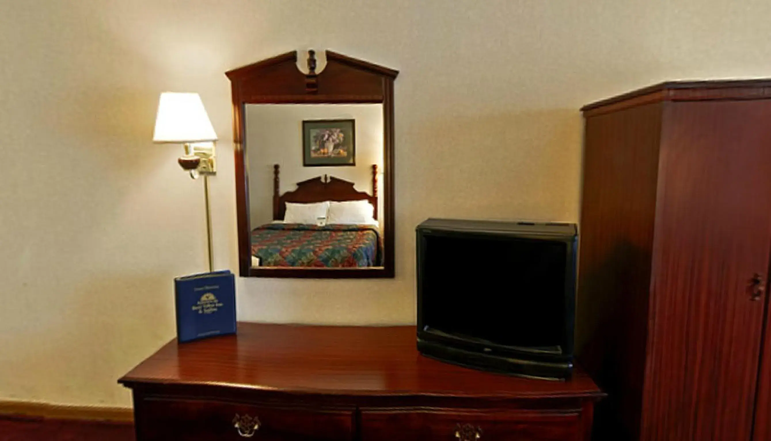 Bedroom, TV/Entertainment Center in Americas Best Value Inn & Suites Waukegan Gurnee