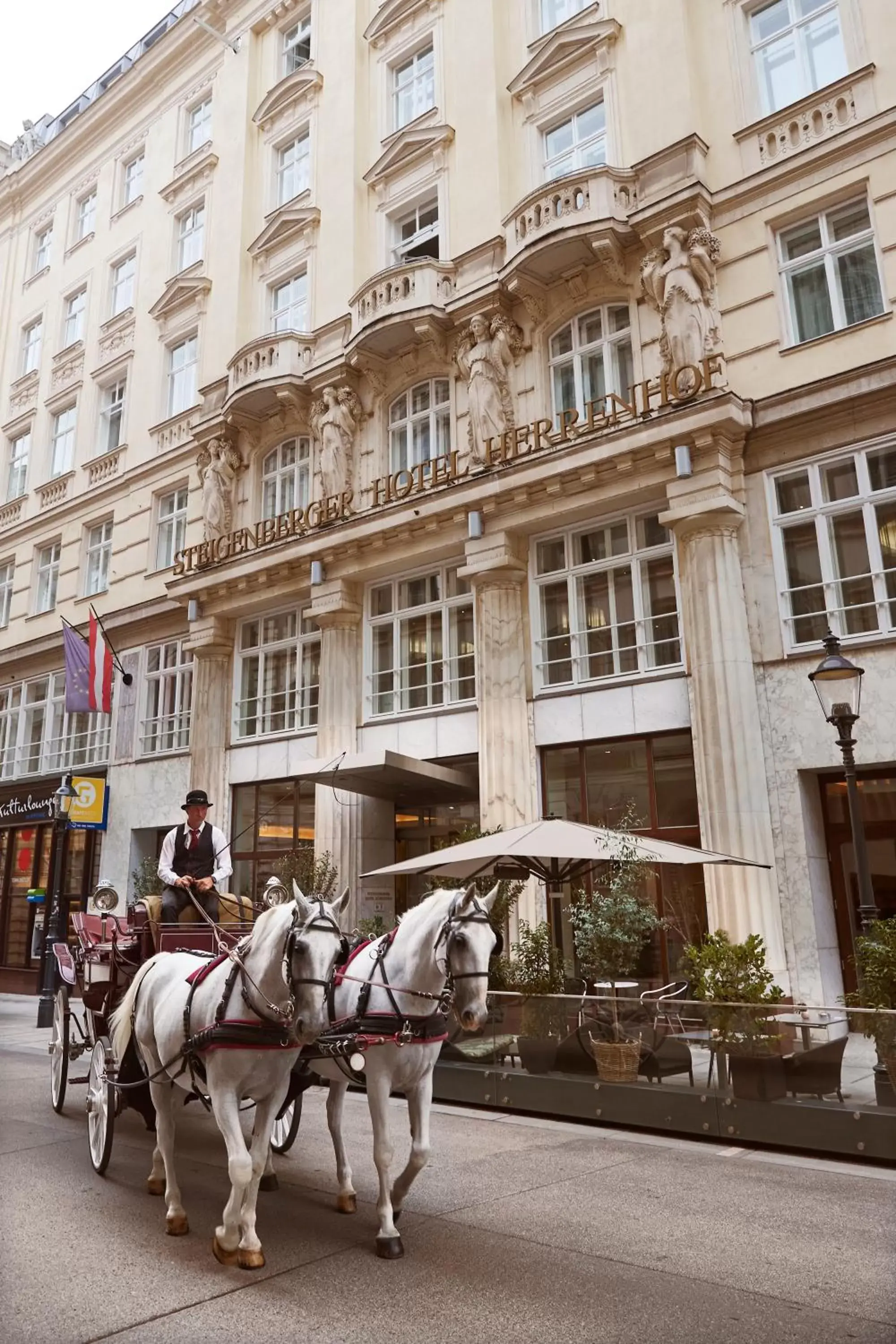 Property Building in Steigenberger Hotel Herrenhof