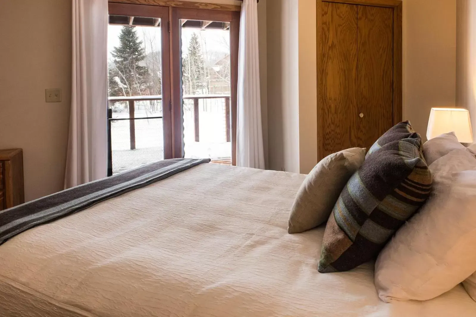 Bedroom, Bed in Caribou Highlands Lodge