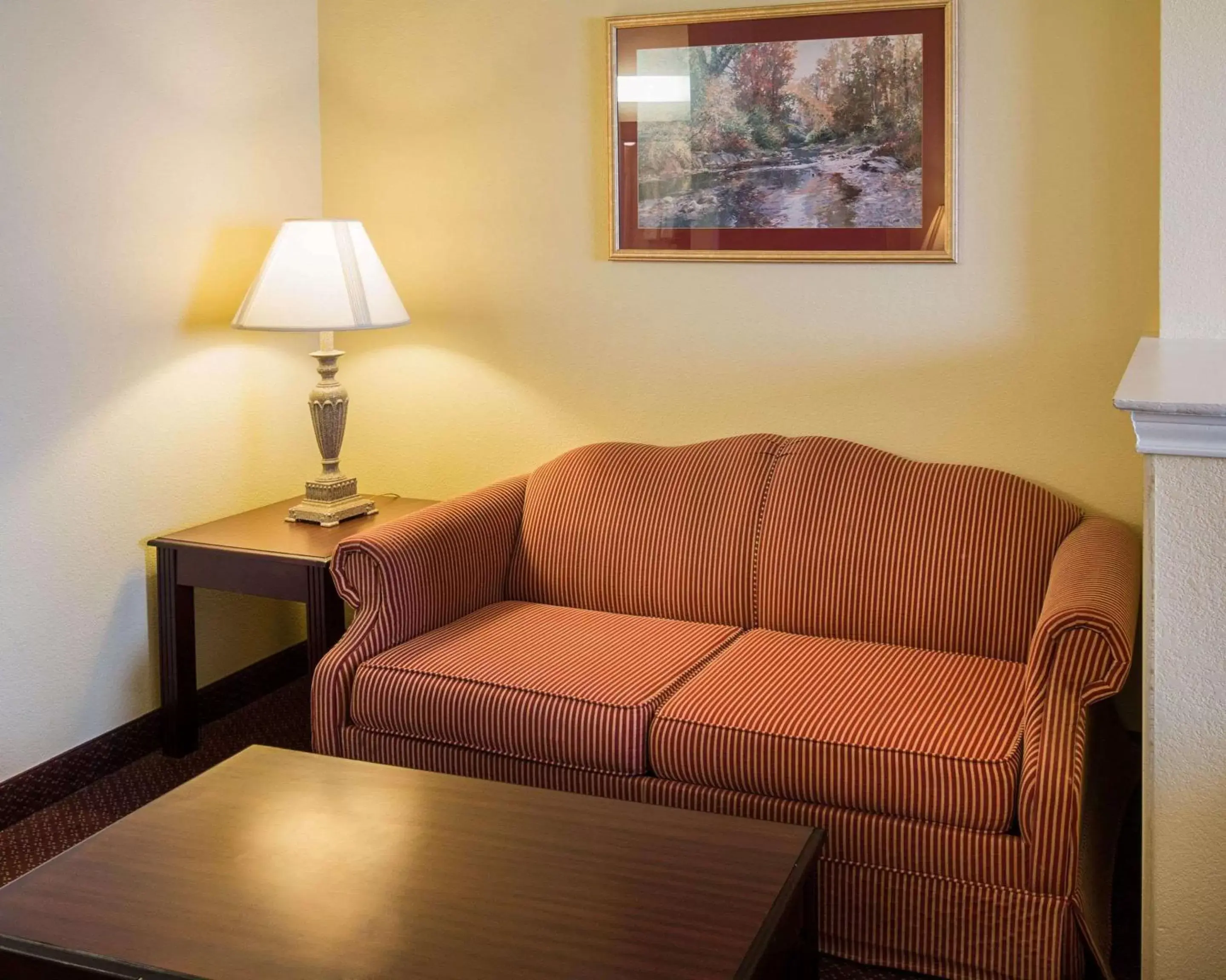 Photo of the whole room, Seating Area in Comfort Suites Texarkana