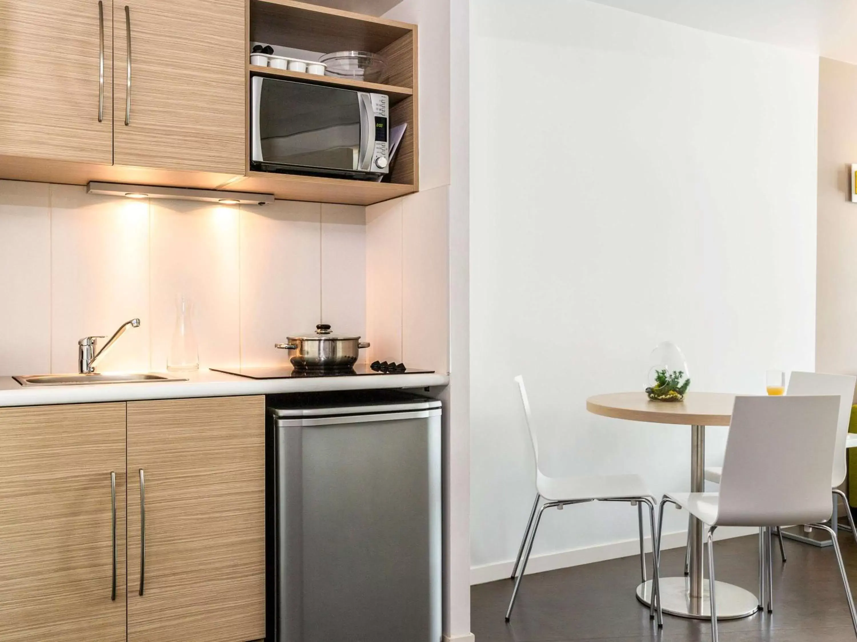 Photo of the whole room, Kitchen/Kitchenette in Aparthotel Adagio Access Paris Reuilly