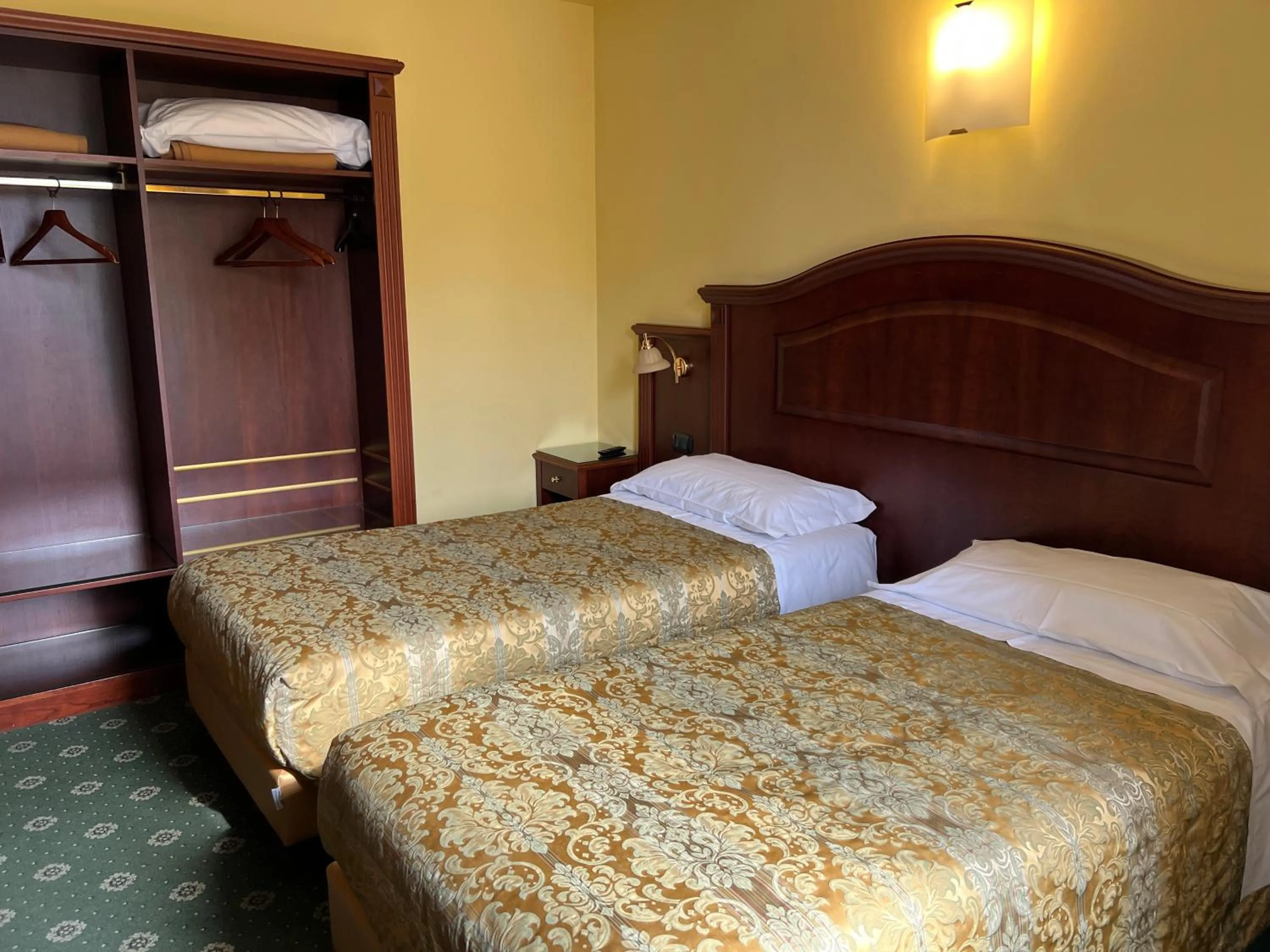 Bedroom, Bed in Hotel Valganna