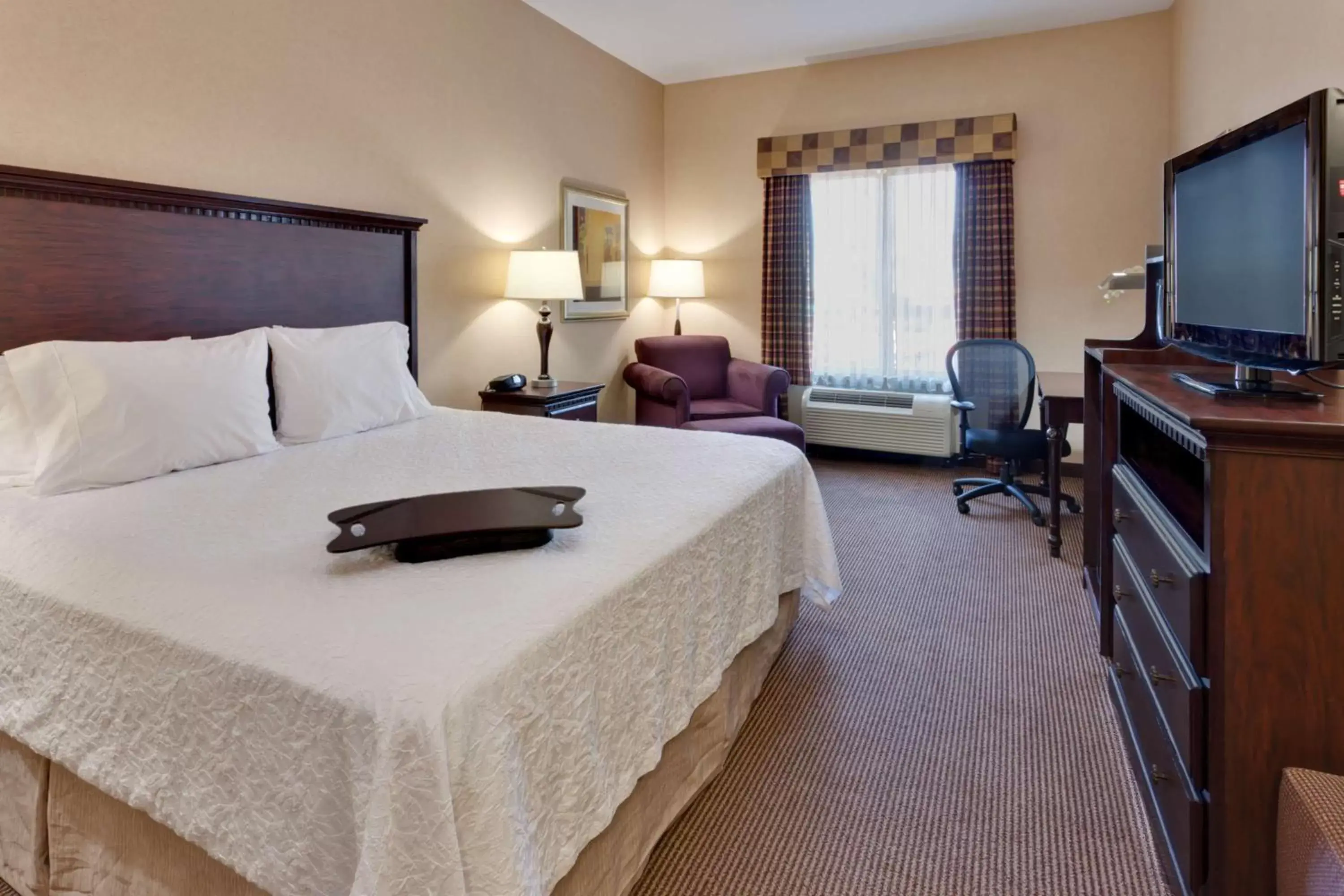 Bed in Hampton Inn & Suites Sacramento-Airport-Natomas